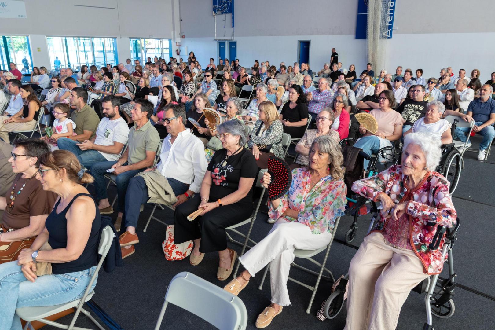 Imagen de los asistentes al acto de celebración del 75 aniversario de la SDR Arenas de Tudela, que tuvo lugar en el polideportivo de la entidad