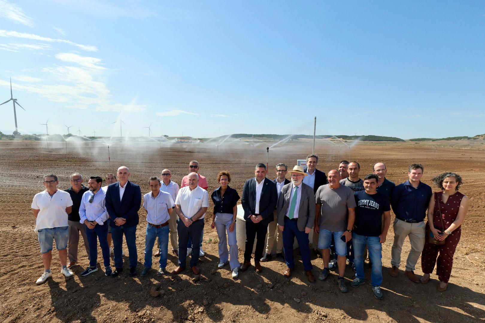 La presidenta María Chivite, en el centro, junto al resto de asistentes a la visita a las nuevas infraestructuras de regadío de Ribaforada