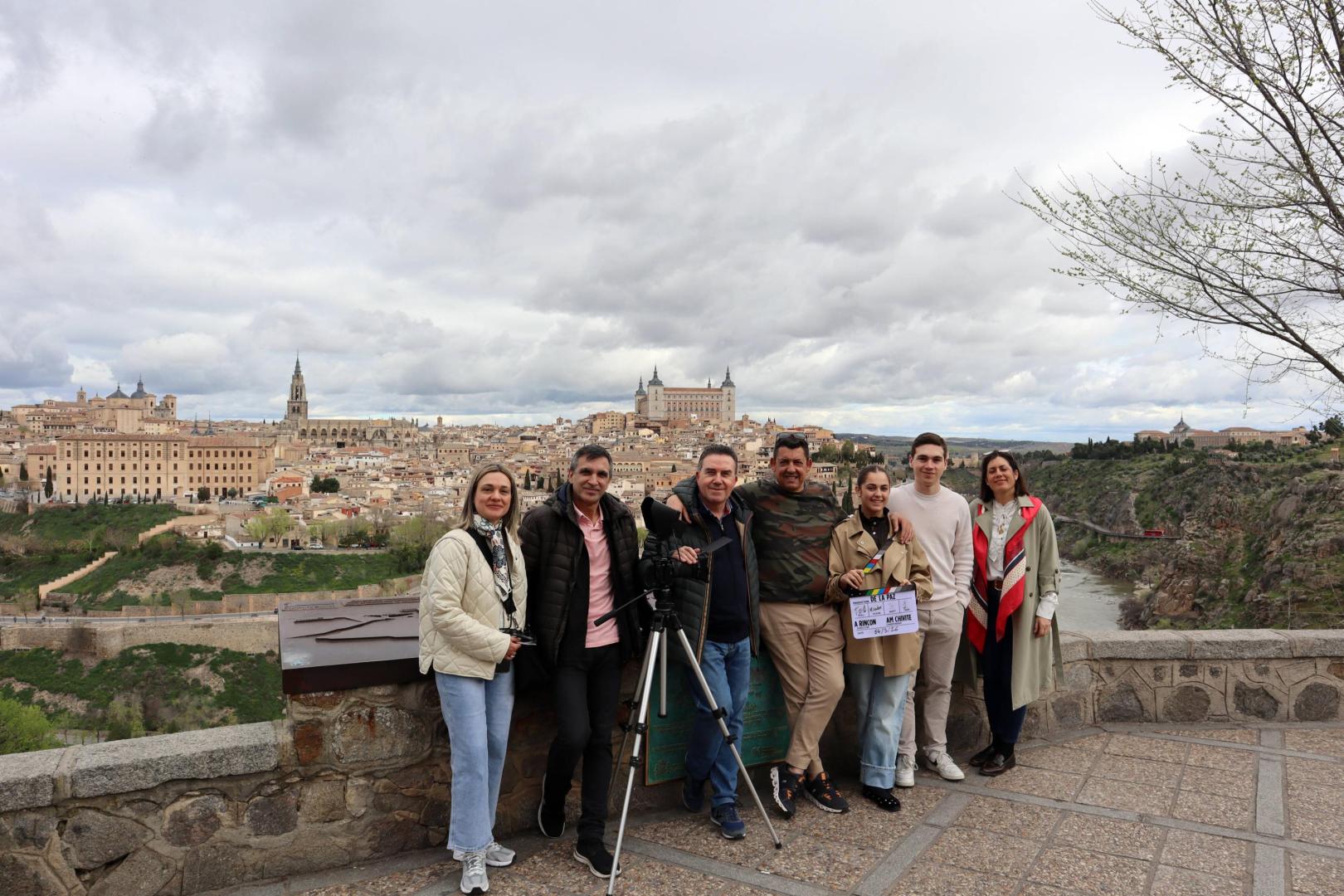 Varios miembros del equipo de rodaje y producción del documental ‘De la Paz. Devoción, historia y tradición’, con el casco urbano de Toledo, al fondo. De izquierda a derecha: Vicky Blanco, Ángel M. Chivite, Alfonso Rincón, Luis Moreno, Candela Moreno, Izan Rincón, y Davinia Pérez