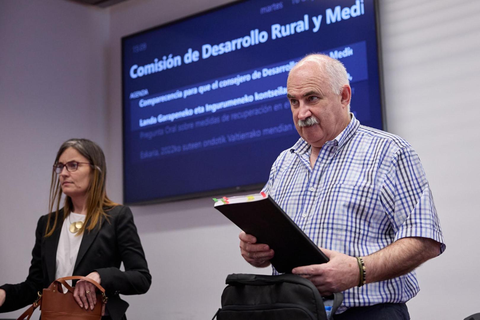 Ana Bretaña y José María Aierdi, este martes en la comisión de Medio Ambiente del Parlamento foral