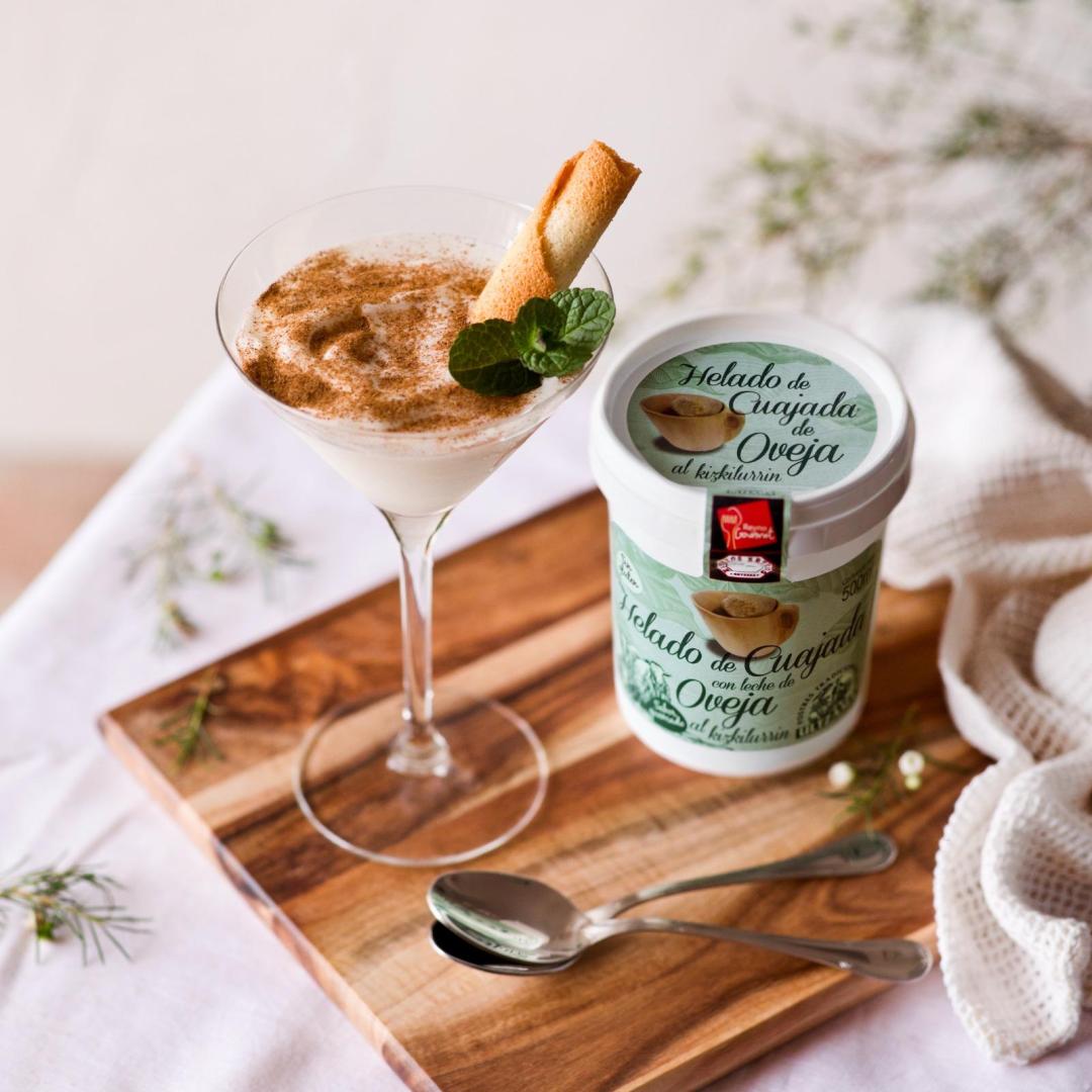 La cuajada artesana es, desde hace años, el producto estrella de Postres Ultzama, no podía faltar en formato helado
