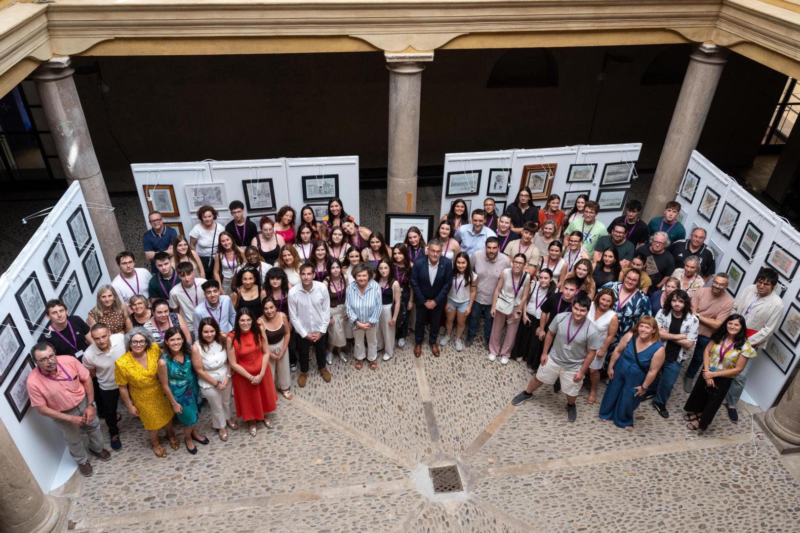 Alumnos, organizadores, y autoridades, durante la jornada de clausura del Congreso de Investigación Joven Urania celebrado en Tudela