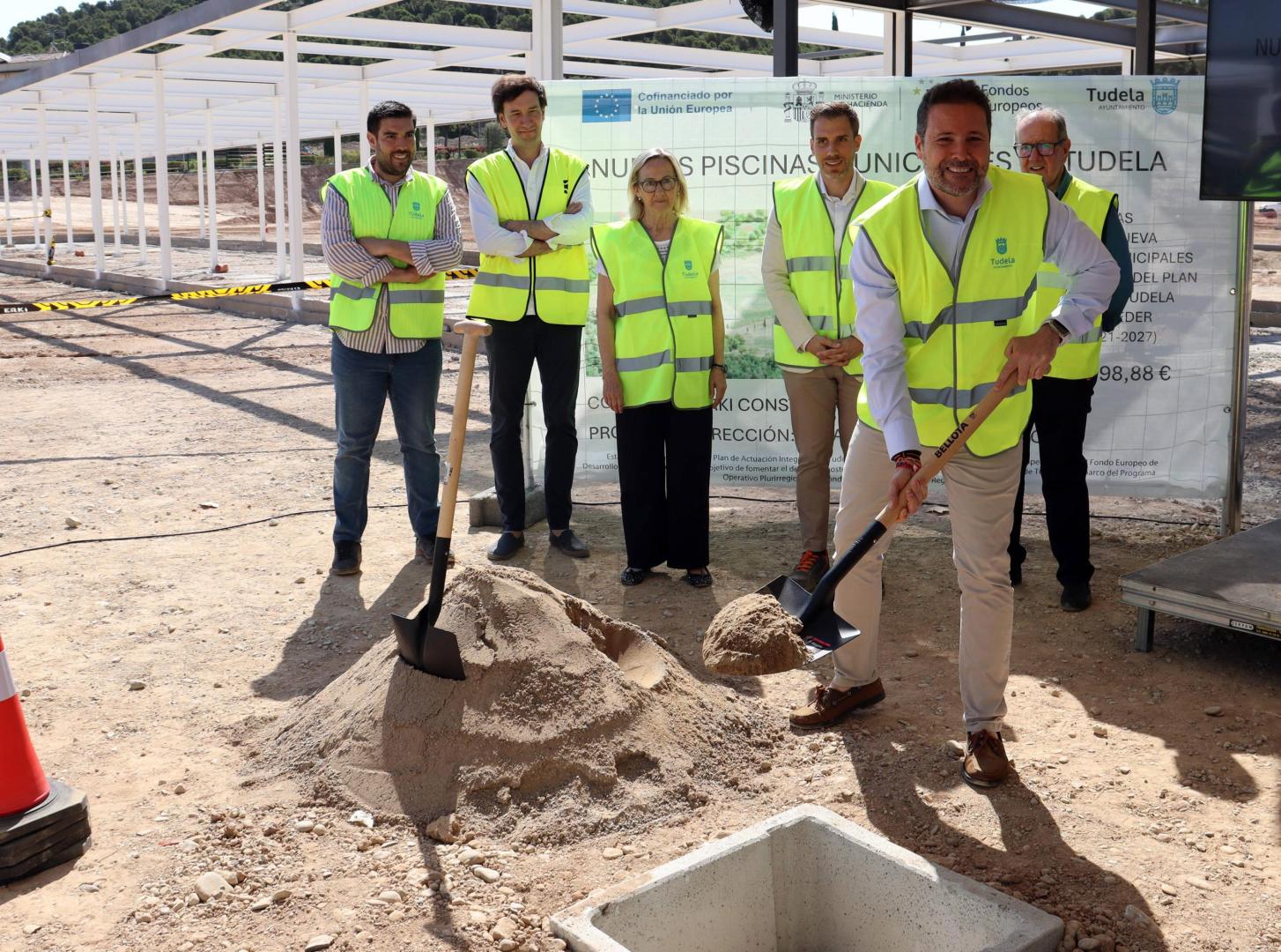 El alcalde de Tudela, Alejandro Toquero, durante la colocación de la primera piedra de las nuevas piscinas municipales de la avenida Narangel.
