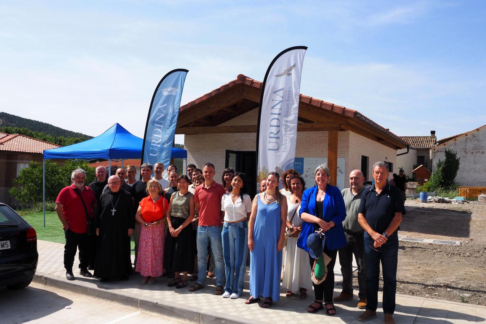 Representantes locales y personal técnico, en la inauguración ayer del PSTD Urdina en Yesa