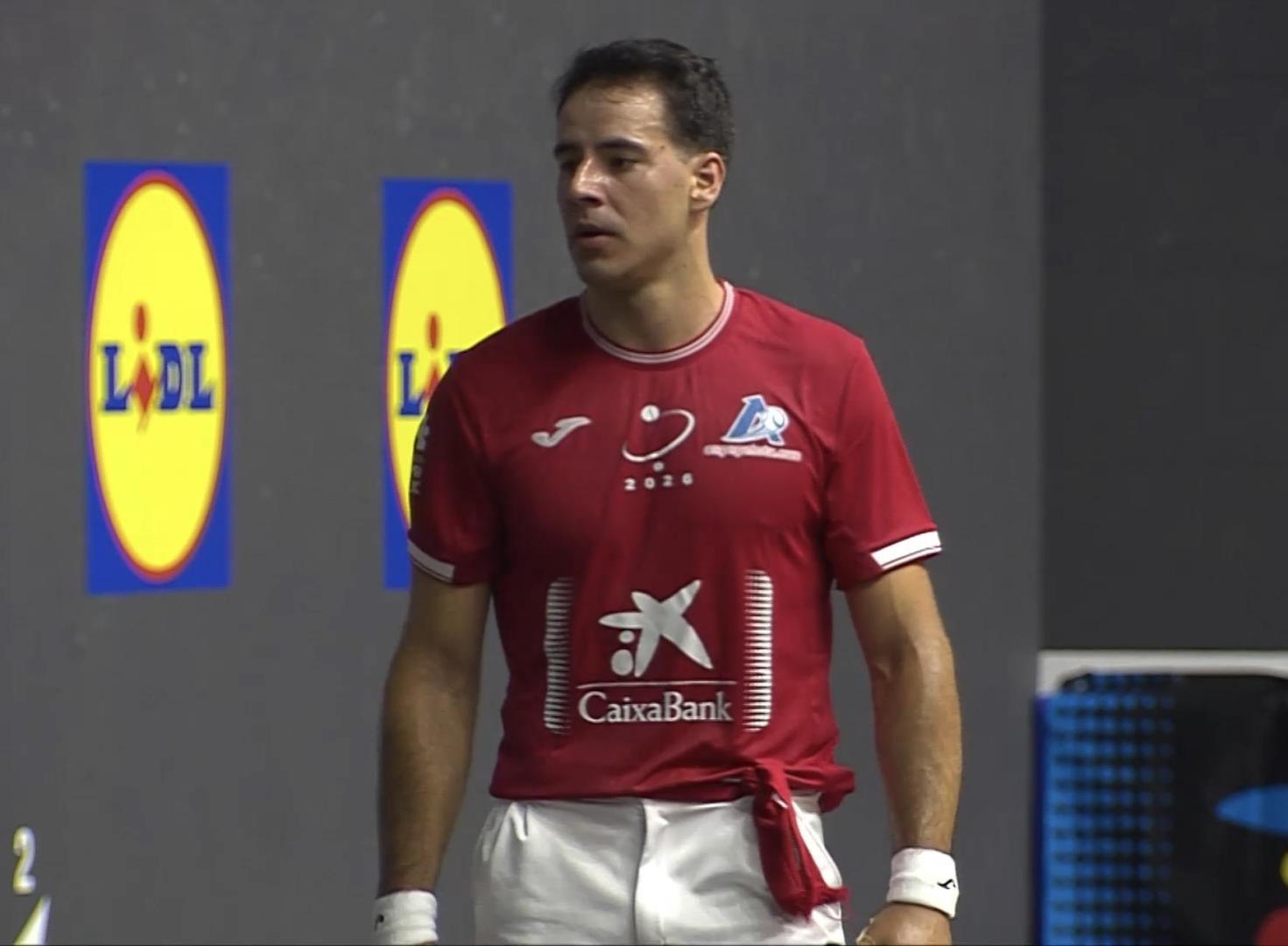 Darío Gómez, este viernes por la noche en Valcarlos con la camiseta roja que lucirá todo el año como campeón Manomanista