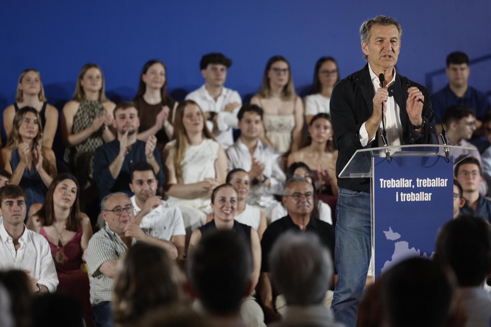 El presidente del Partido Popular, Alberto Núñez Feijóo durante la reunión de la Junta Directiva del PP provincial del Valencia, este sábado en Sueca (Valencia)