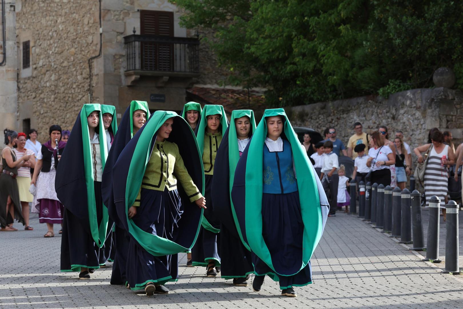 ocho jóvenes que participaron en el rito: Irune Begiristain Andueza, Nahia Goikoetxea Agirre, Ihart Goikoetxea Garde, Ane Goikoetxea Ripa, Maren Díaz Sevilla, Oskia Zubiria Olagüe, Alaia Bengoetxea Crespo y Malen Aldaz Cid.