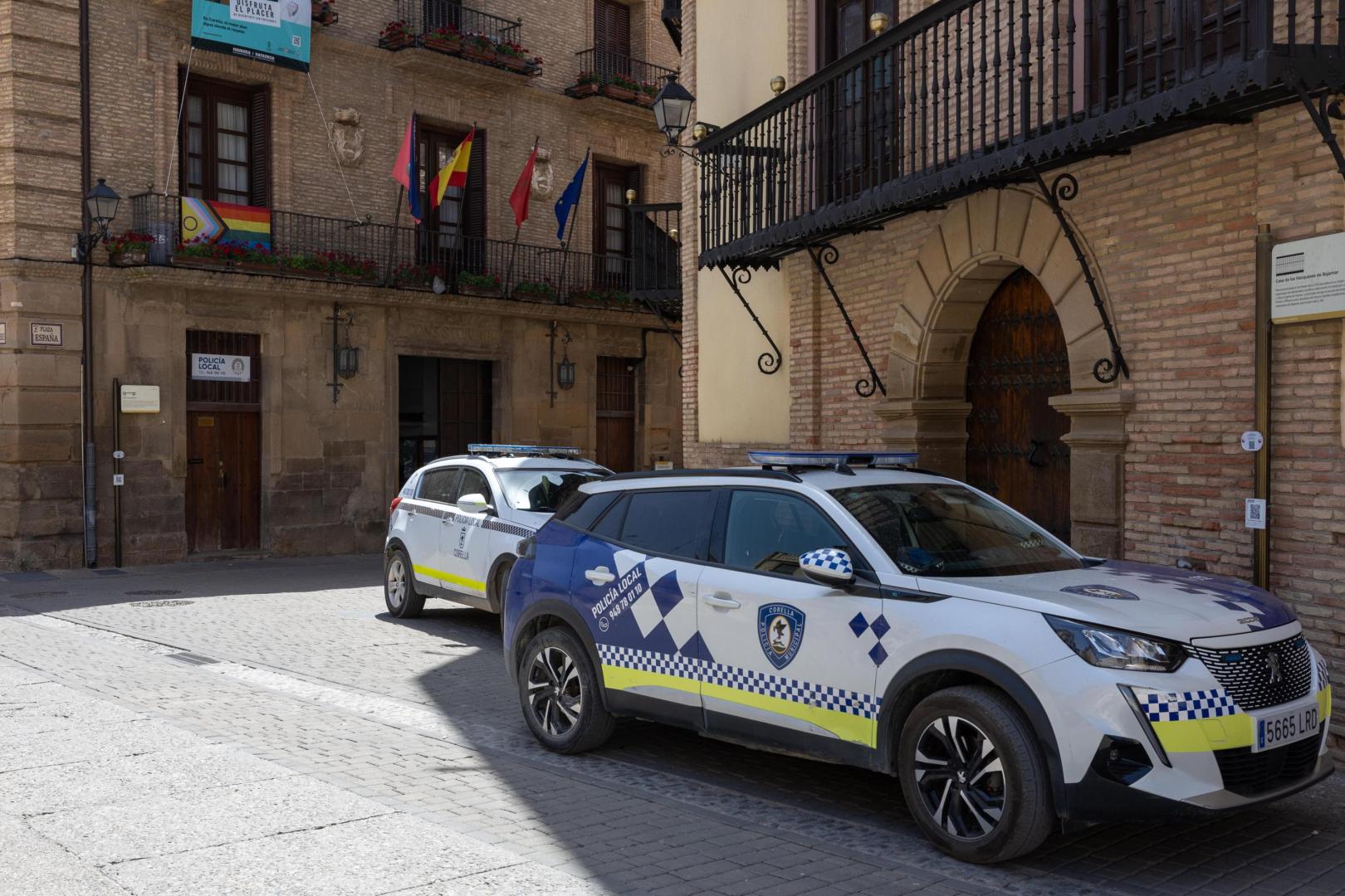 Dos coches de la Policía Local de Corella, ante su sede ubicada en la planta baja de la Casa Consistorial