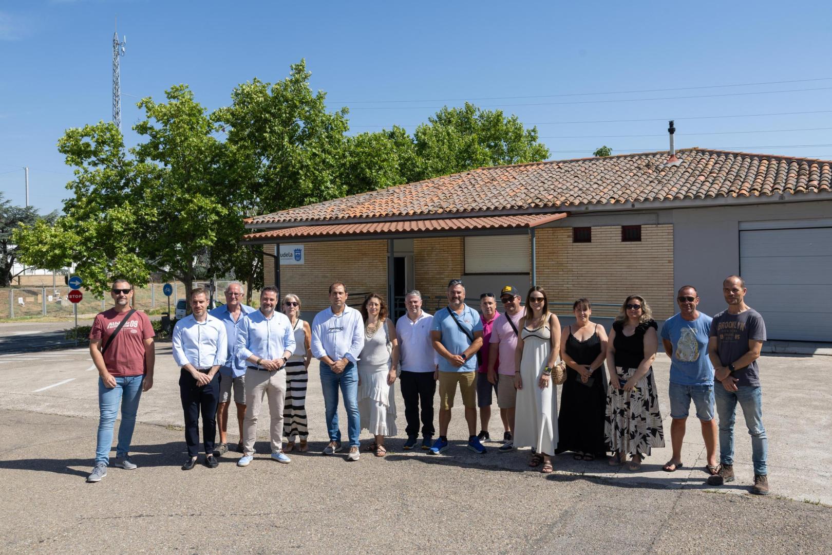 Imagen de las autoridades presentes en la visita a la reforma del aula de la DGT en Tudela