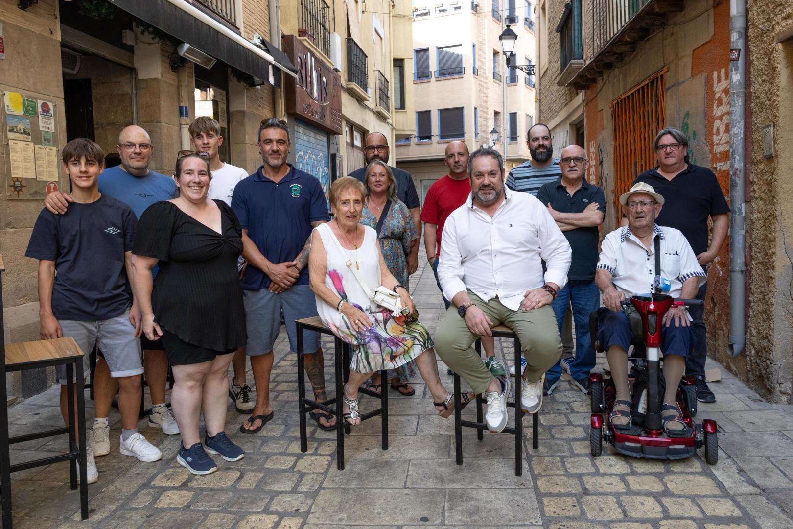 Sentados en el centro, la Abuela de Tudela 2026, Mari Carmen Pérez Casas; y el Tabernero Popular, Marcos Milagro Miramón, junto a familiares, amigos y miembros de la peña Moskera