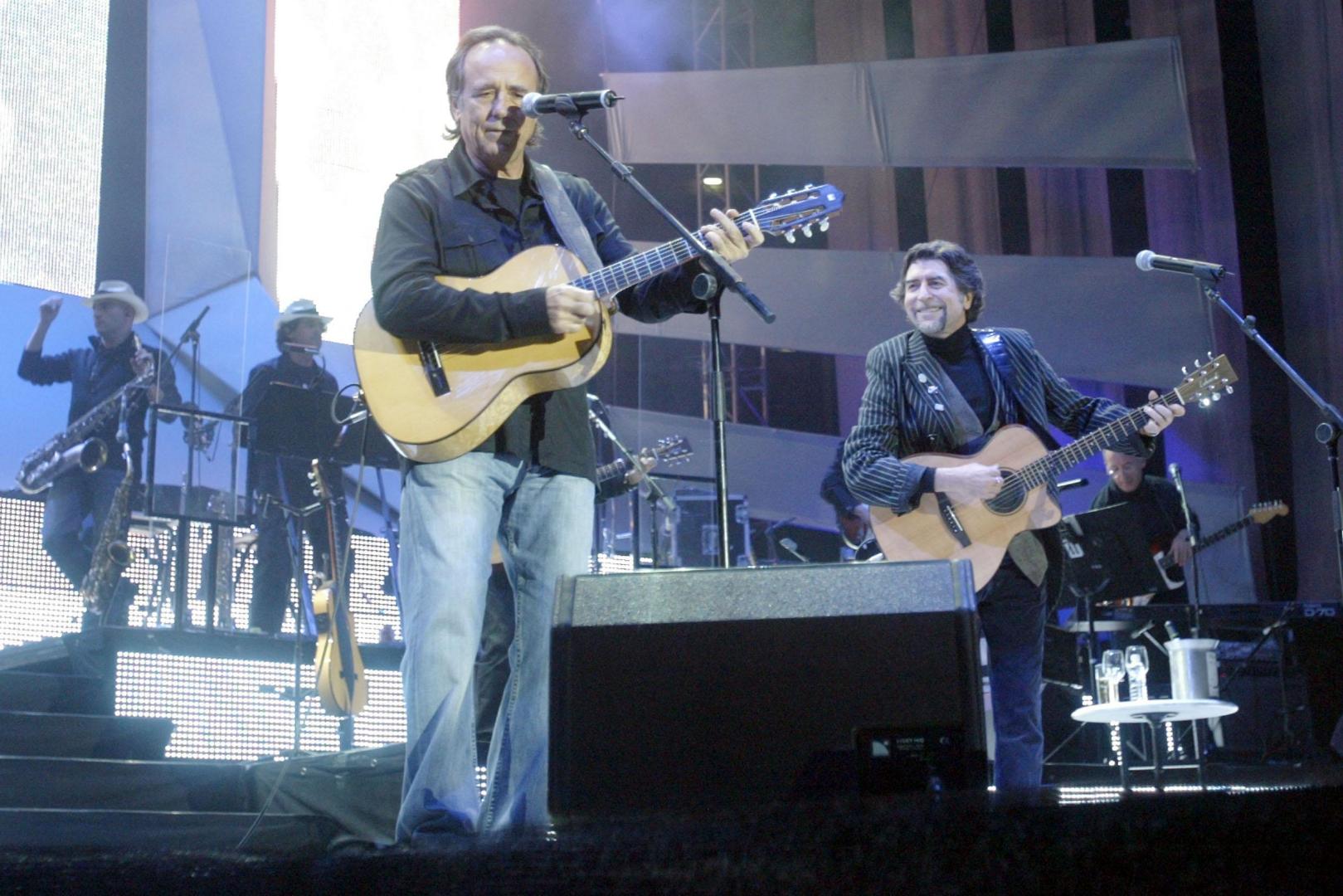 Joaquín Sabina lanza una mirada cómplice a Joan Manuel Serrat durante una de las primeras canciones del concierto