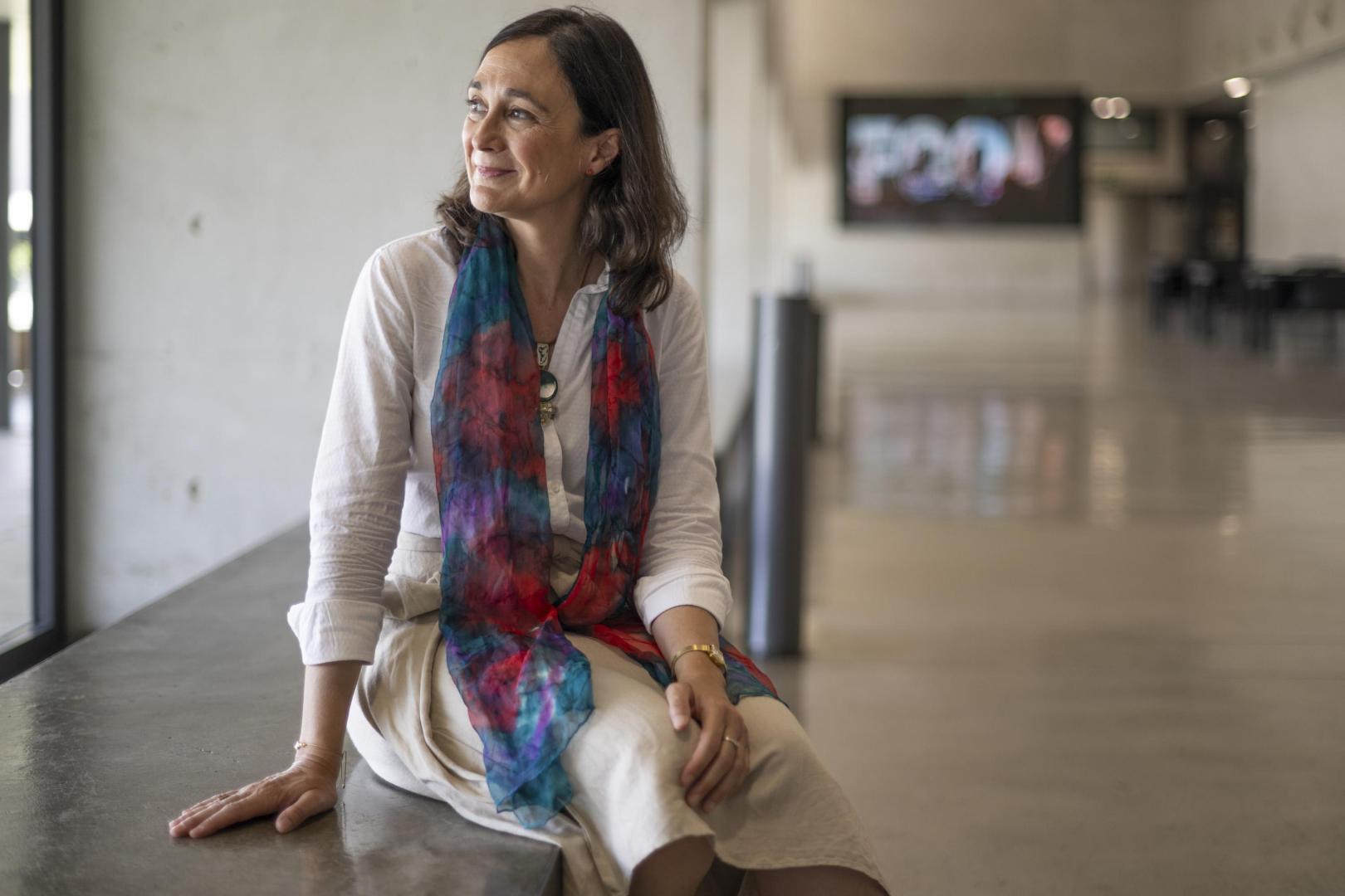 Ruth Gutiérrez Delgado, en el interior del edificio de la Facultad de Comunicación de la Universidad de Navarra.