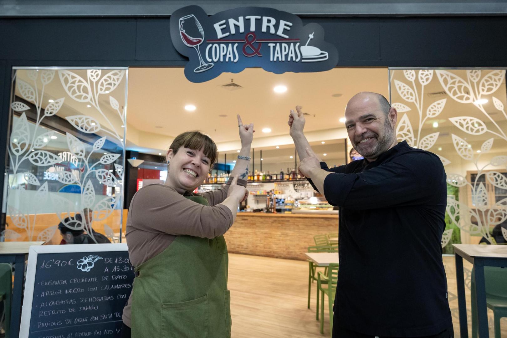 Los propietarios, Itziar Mauleón Sserrano Y Néstor Gil Eraso, frente a su bar 'Entre copas y tapas'