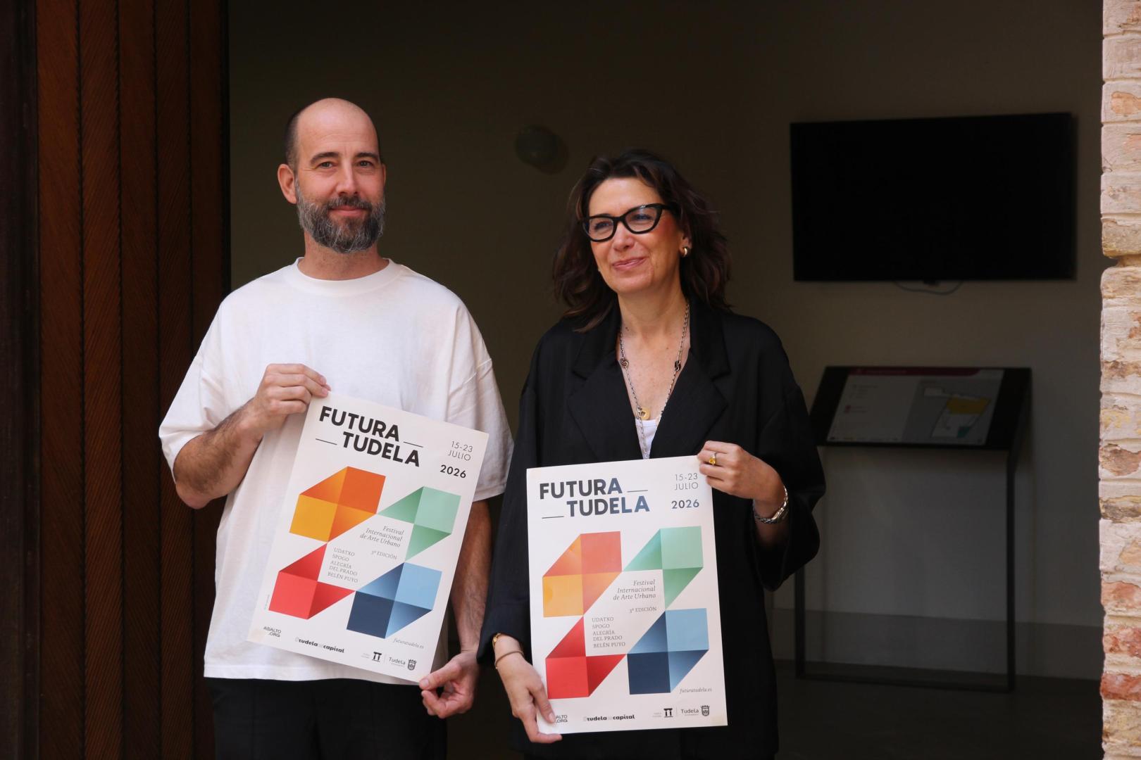 Alfredo Martínez, de Asalto Proyectos Culturales, y Reyes Carmona Blasco, concejala de Cultura, en la presentación de la tercera edición de Cultura Tudela.