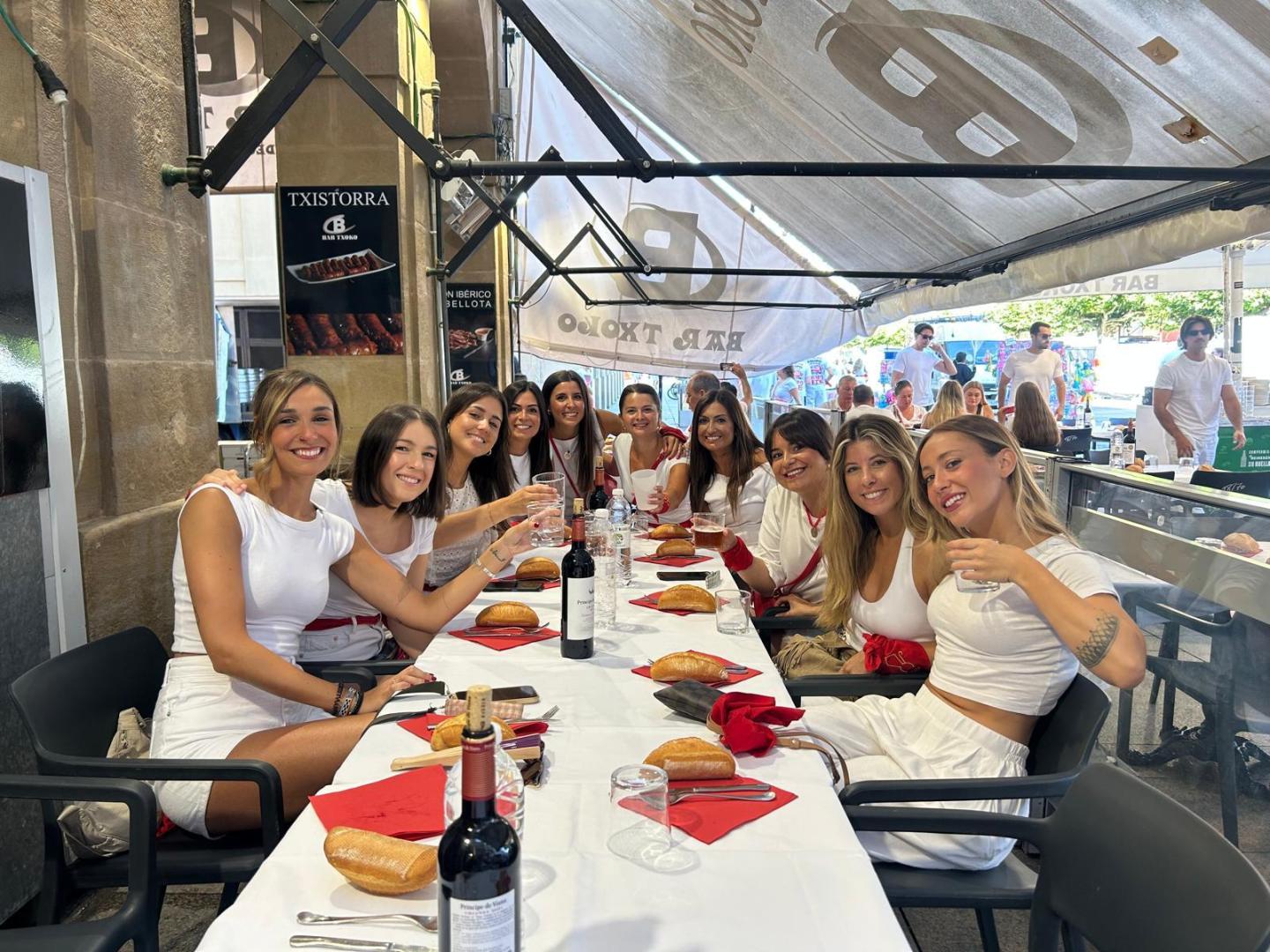 Almuerzo sanferminero en la Plaza del Castillo.