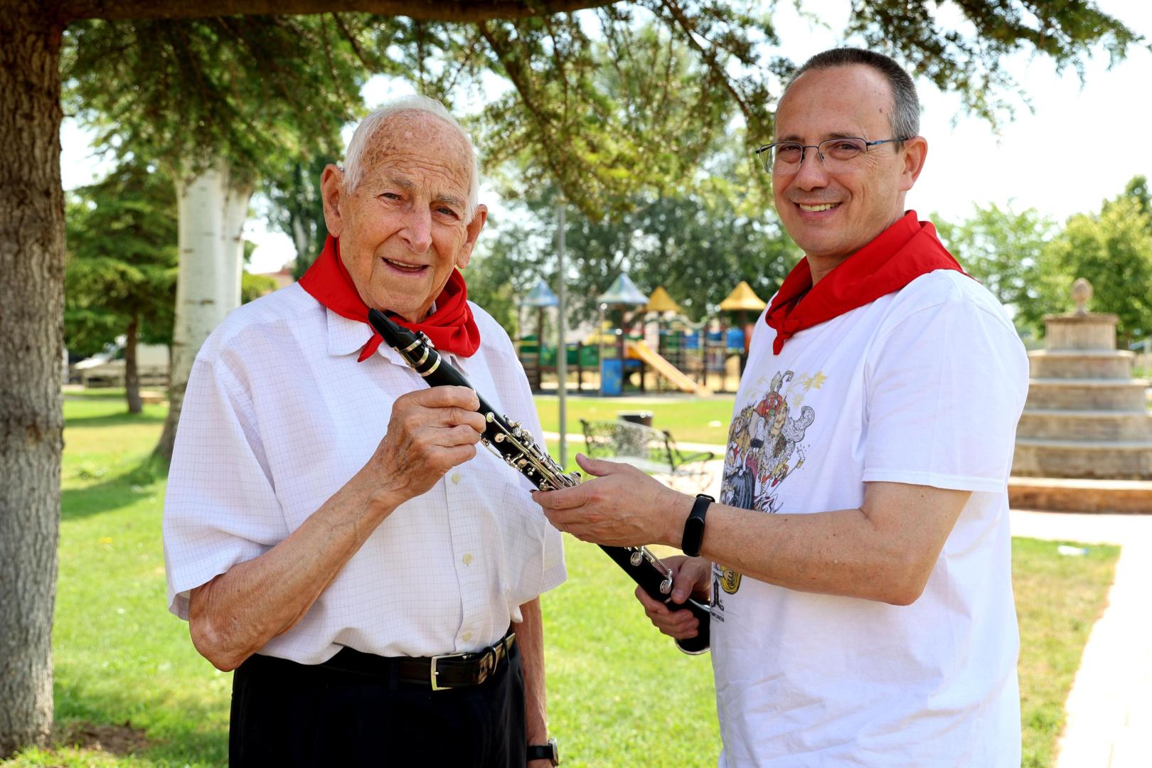 Juan Escribano Cañada, trombonista y archivero en La Pamplonesa hasta 1995, junto a su hijo Juan Escribano Martínez, actual clarinetista en La Pamplonesa.