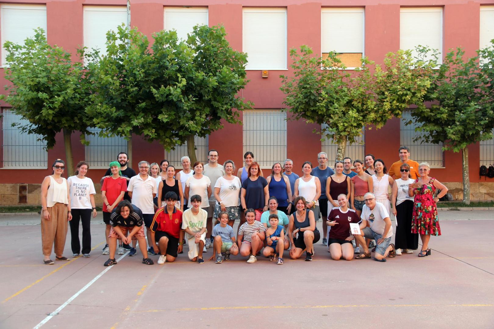 Los participantes de una de las jornadas del curso organizado por la Asociación Cultural Muga en el patio del colegio público Elvira España de Tudela