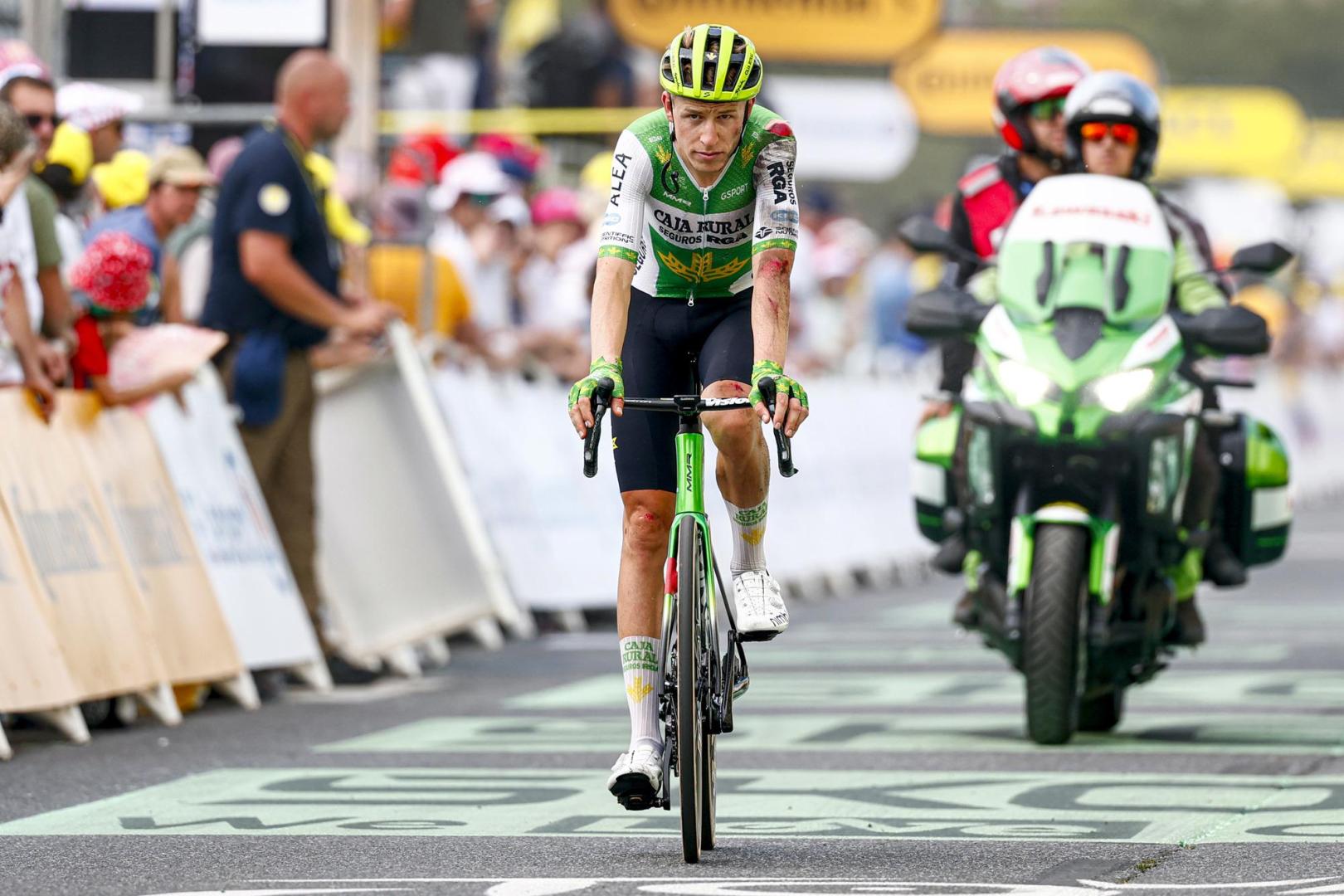 Alex Molenaar entra en meta con una mano rota.