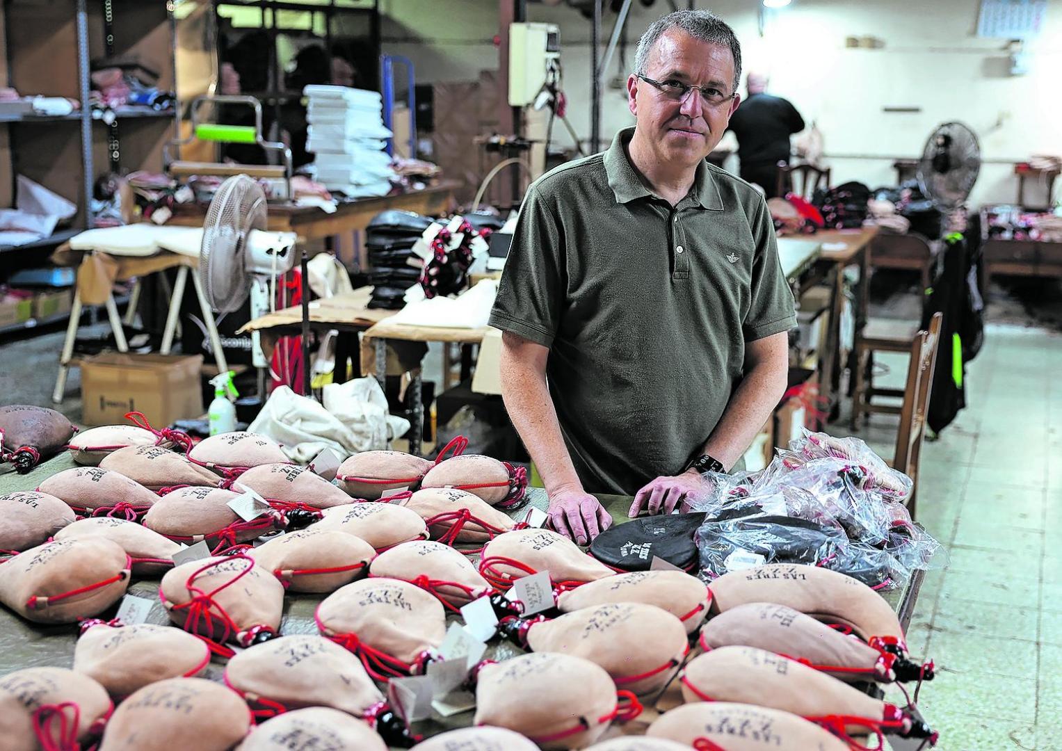Héctor Pérez, gerente de Las Tres ZZZ, en la fábrica taller, junto a las botas que reciben para su puesta a punto