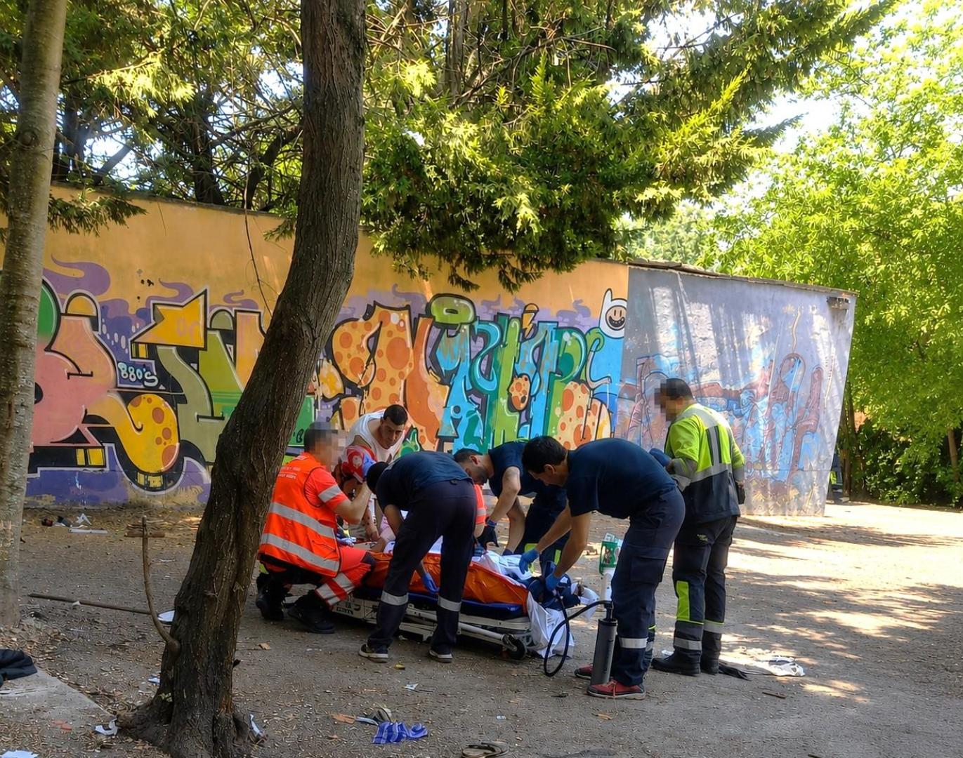 El herido, atendido en el lugar por los servicios sanitarios.