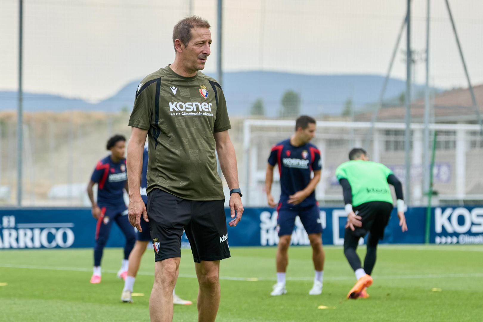 Luis Miguel Ramis, entrenador de Osasuna, en la sesión del pasado viernes en Tajonar