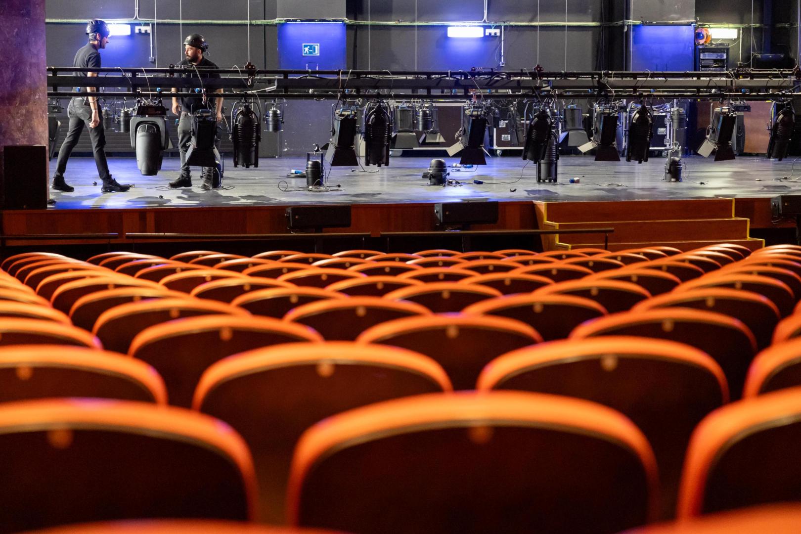 Las varas del Teatro Gaztambide descienden hasta el escenario para que el equipo técnico pueda trabajar sin necesidad de subirse a alguna estructura