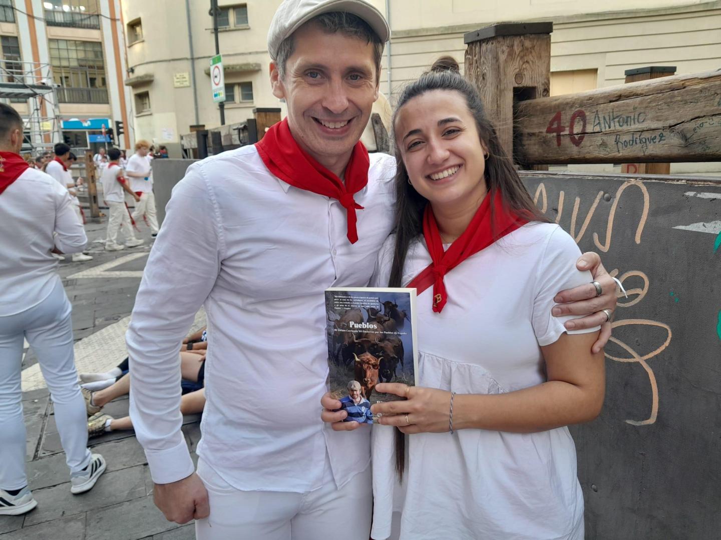 Bill Hillmann y su esposa, Paula Andión Zabalza, en una imagen tras el encierro.