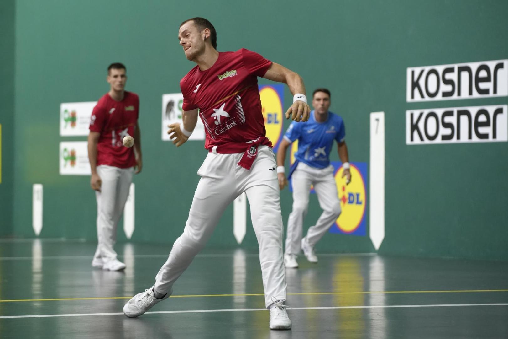 Unai Laso se dispone a golpear la pelota este martes, en la final de la Feria de San Fermín