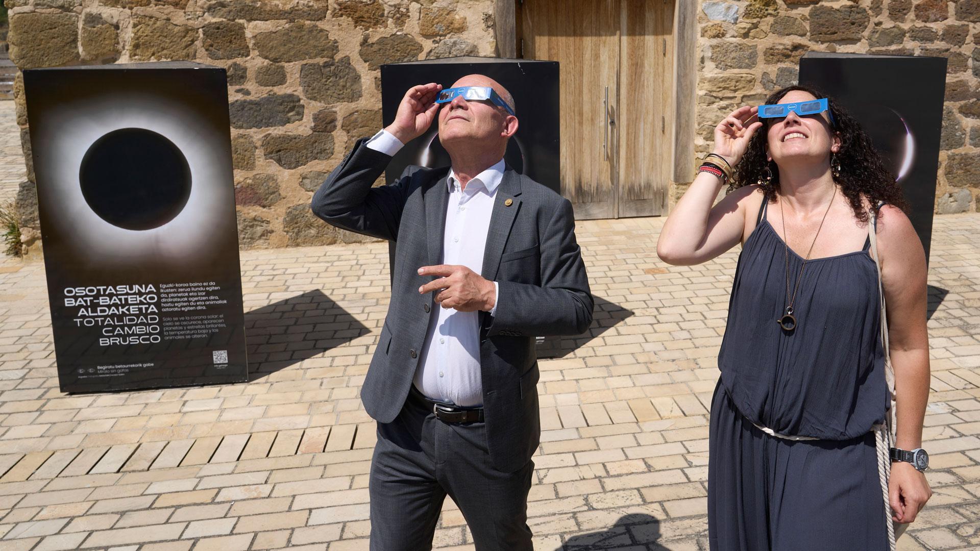 Observar el eclipse sin unas gafas adecuadas y homologadas (deben cumplir la norma internacional ISO 12312-2) puede ocasionar daños irreversibles en los ojos