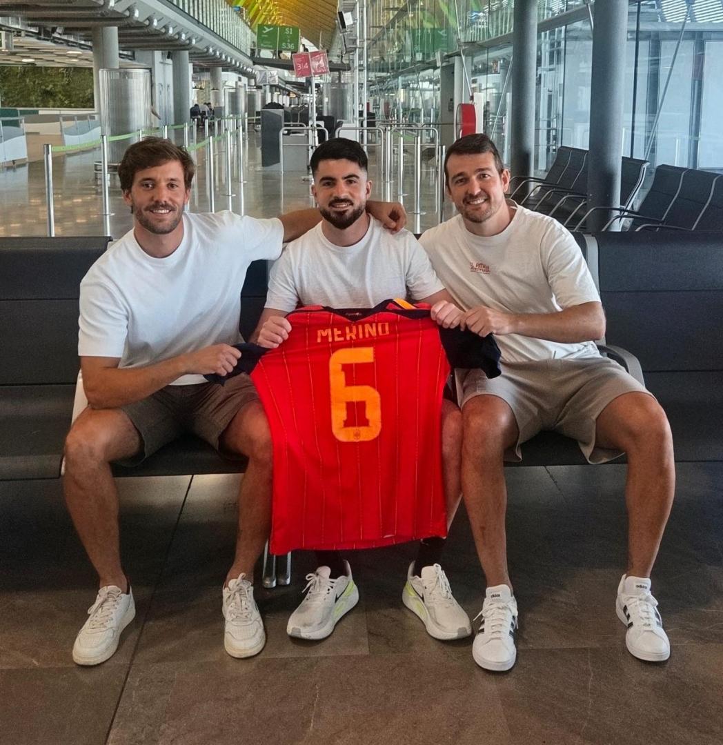 Unai Roldán, Álvaro Garrido e Ismael Arratibel, esta mañana en el aeropuerto de Barajas