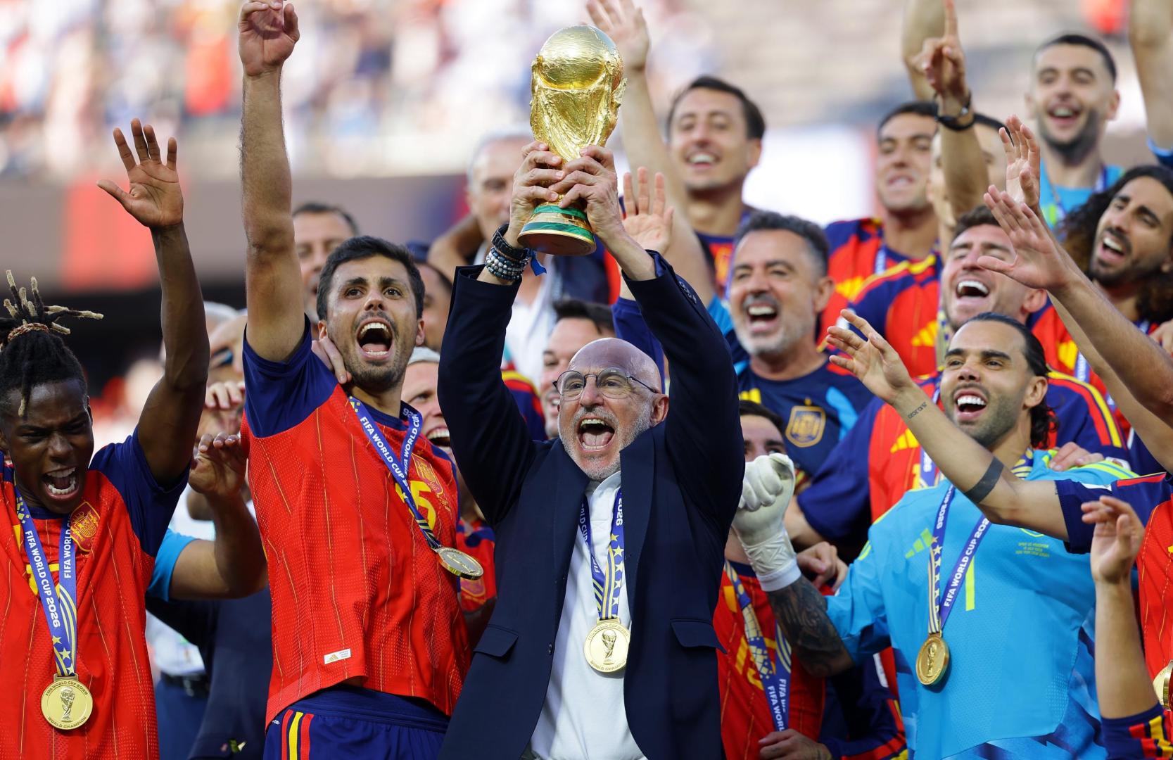 Luis de la Fuente levanta la copa de campeones del mundo.