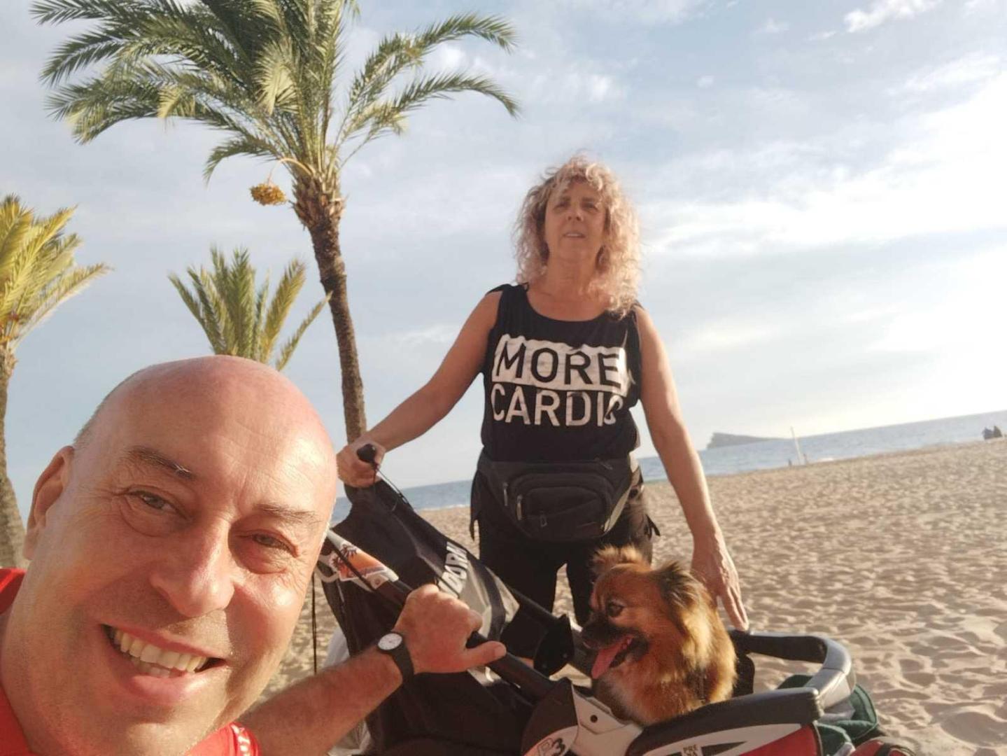'Mariatxi', Marian Cizaurre Caro y el mariachi Chuchín Ibáñez, con la isla de Benidorm de fondo