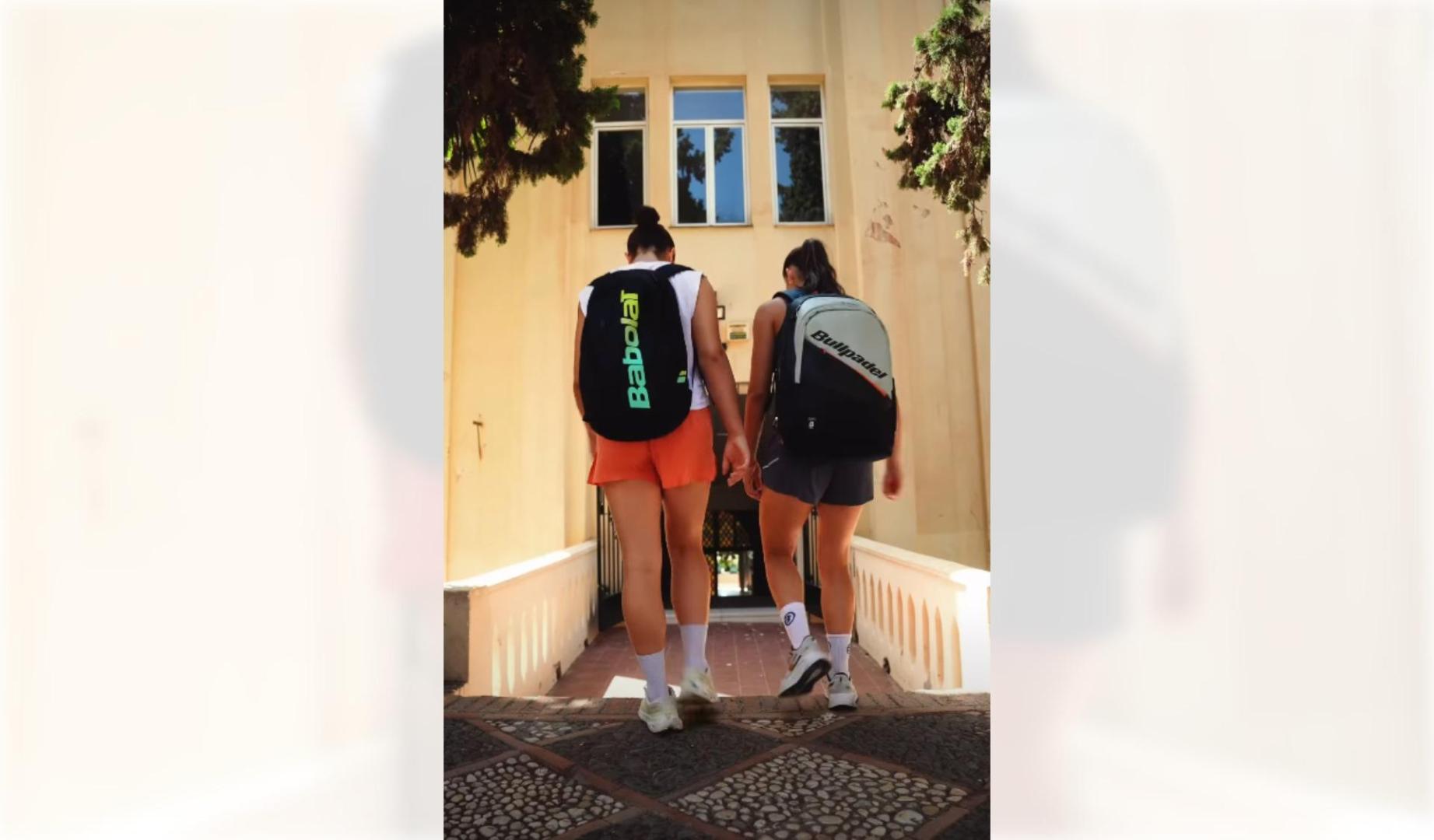 Martina Calvo y Claudia Fernández coinciden a la entrada del instituto