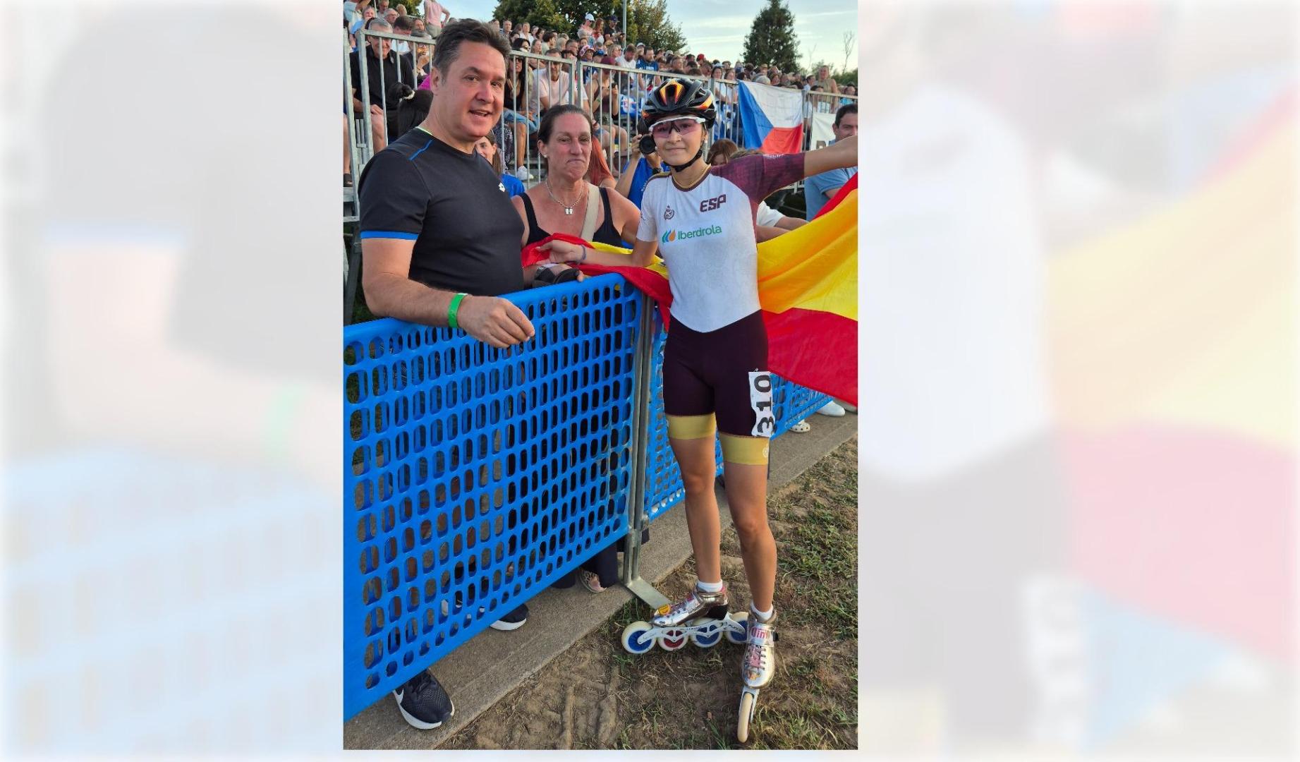 La nueva campeona europea júnior Paula Rodríguez, junto a sus padres Iván y Edurne nada más lograr su oro en el 10.000m Puntos