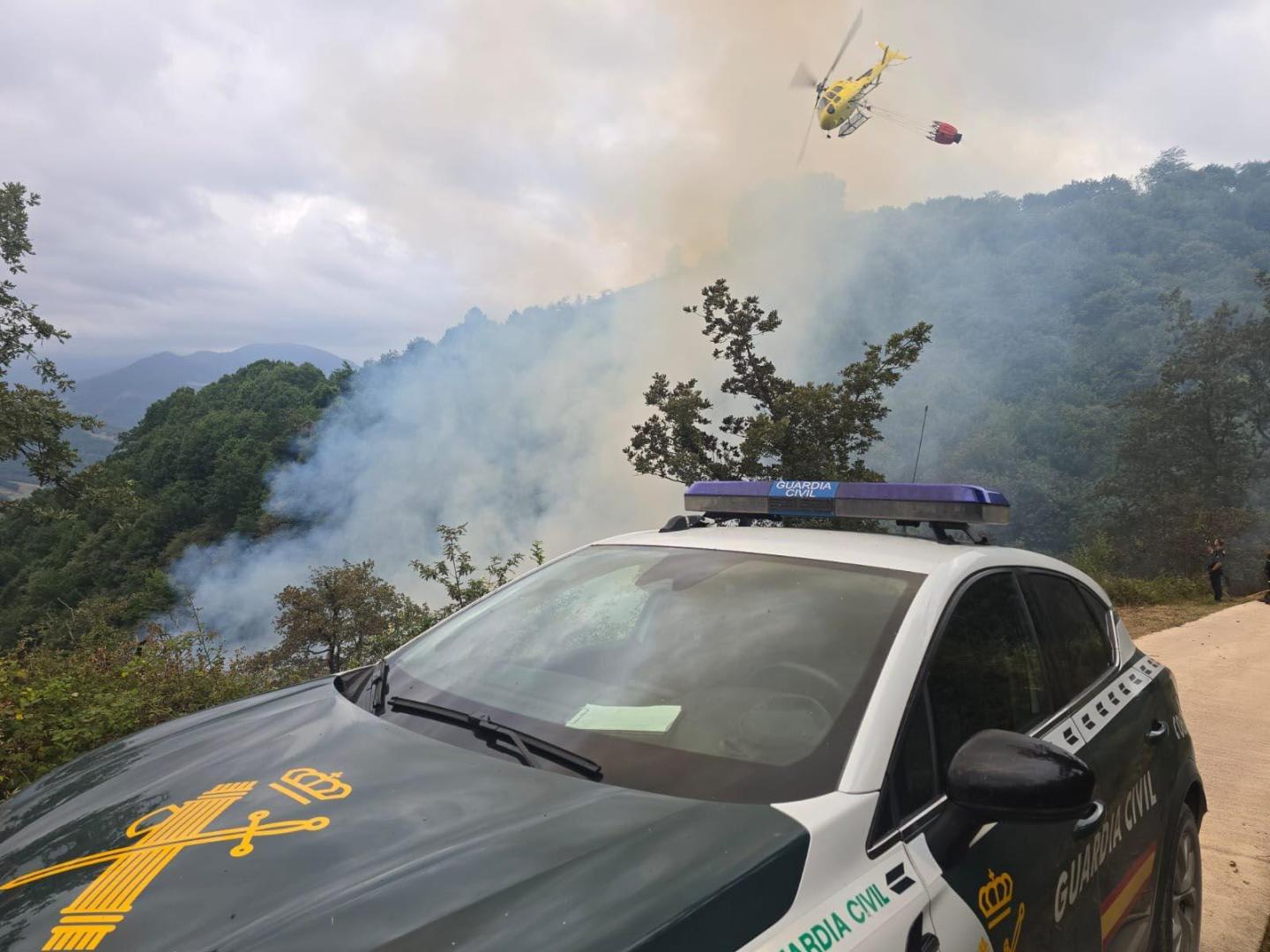 Labores de extinción en el incendio de Elbete