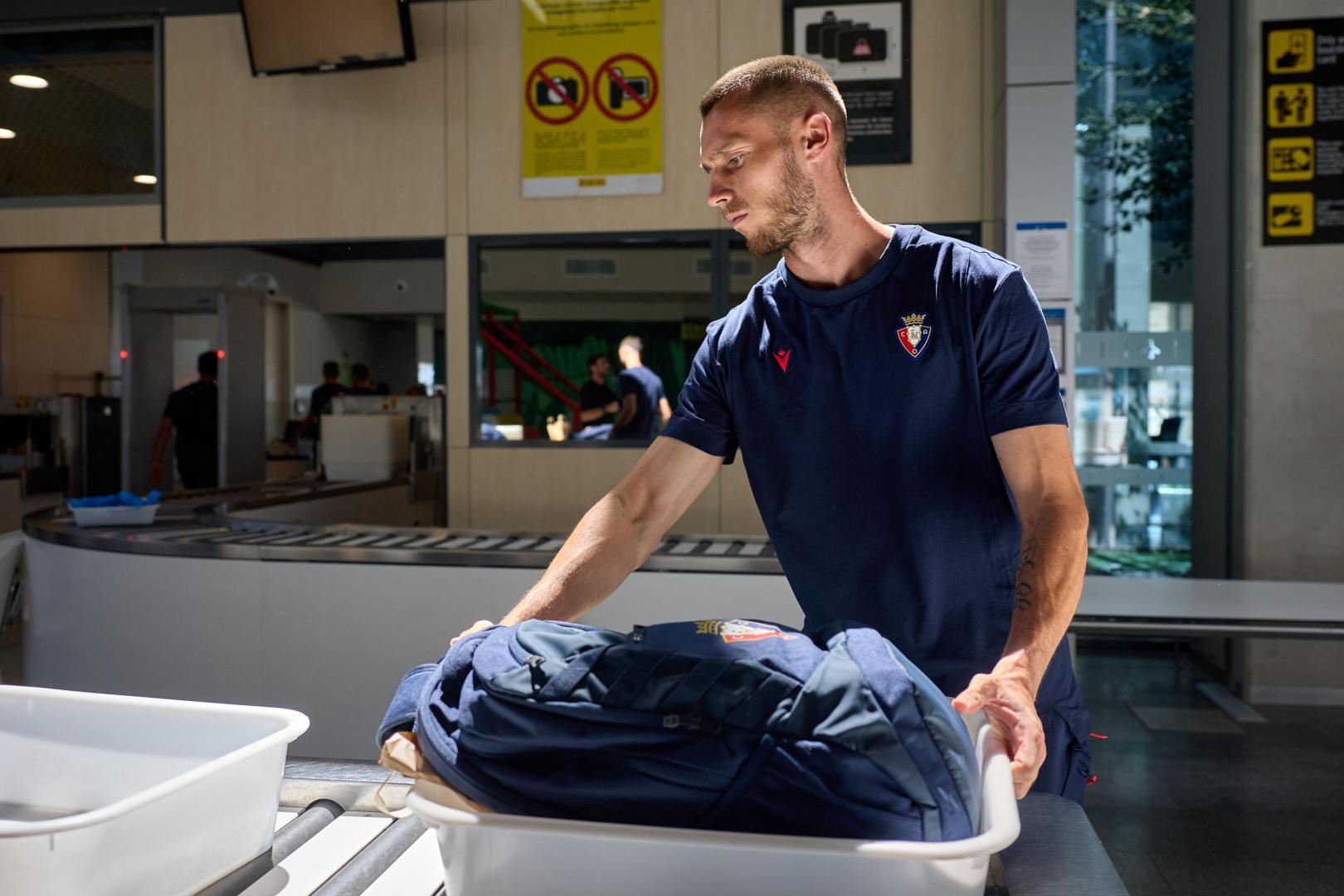 Jonathan Dubasin se unió a la expedición de Osasuna rumbo a Inglaterra