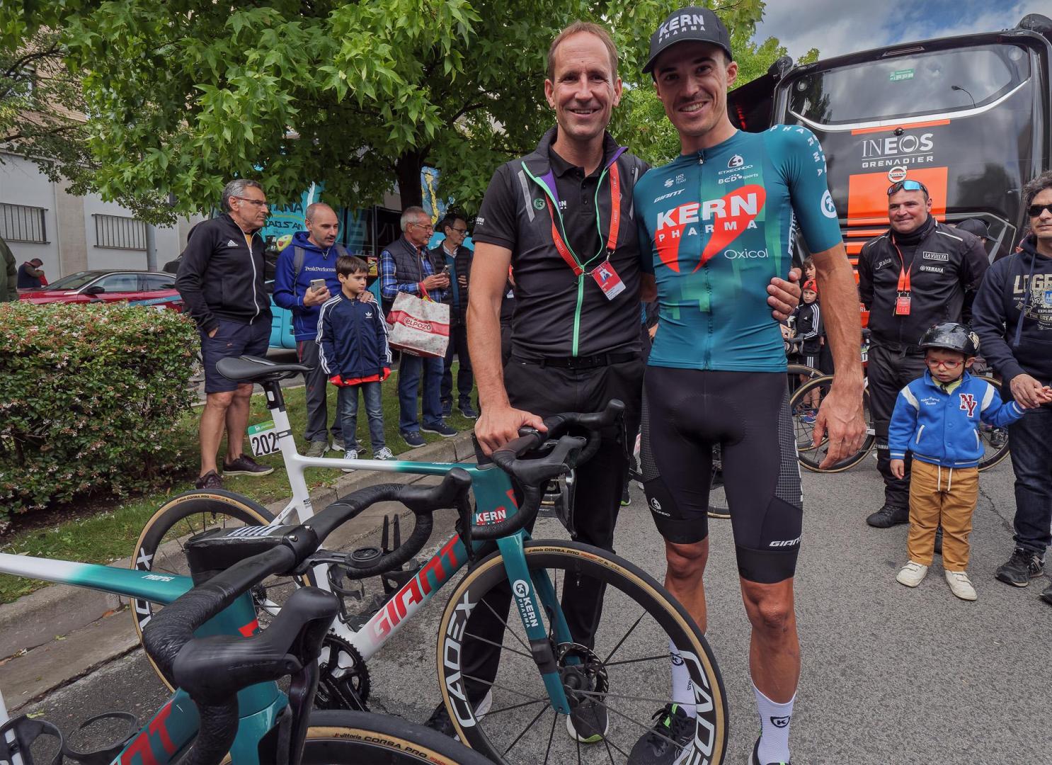 Juanjo Oroz, junto con Urko Berrade, justo después de ganar la etapa de la Vuelta a España de hace un par de años