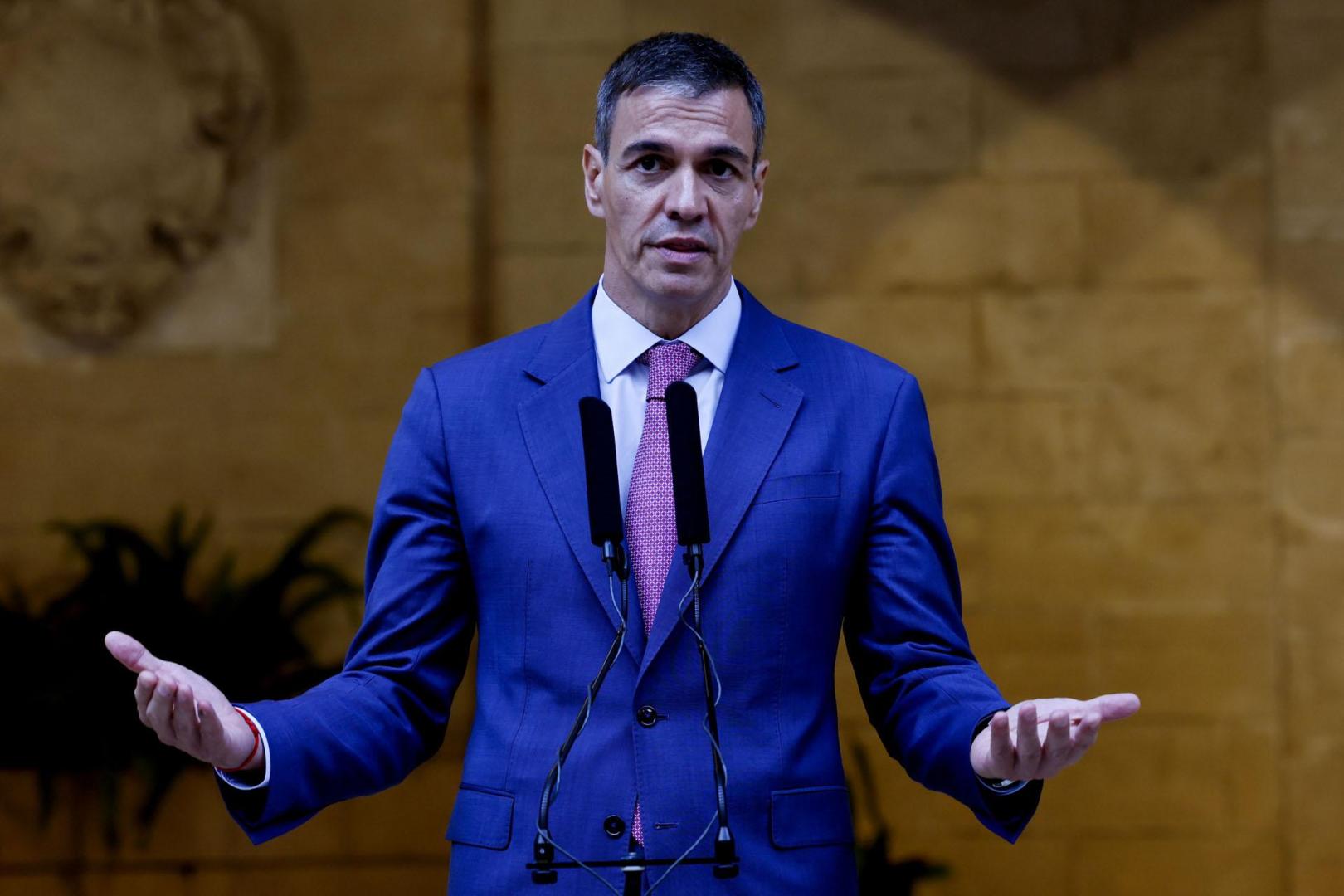El presidente del Gobierno, Pedro Sánchez, atiende a la prensa tras un despacho de trabajo como es habitual cada verano, con el rey Felipe VI, este miércoles en el Palacio de la Almudaina