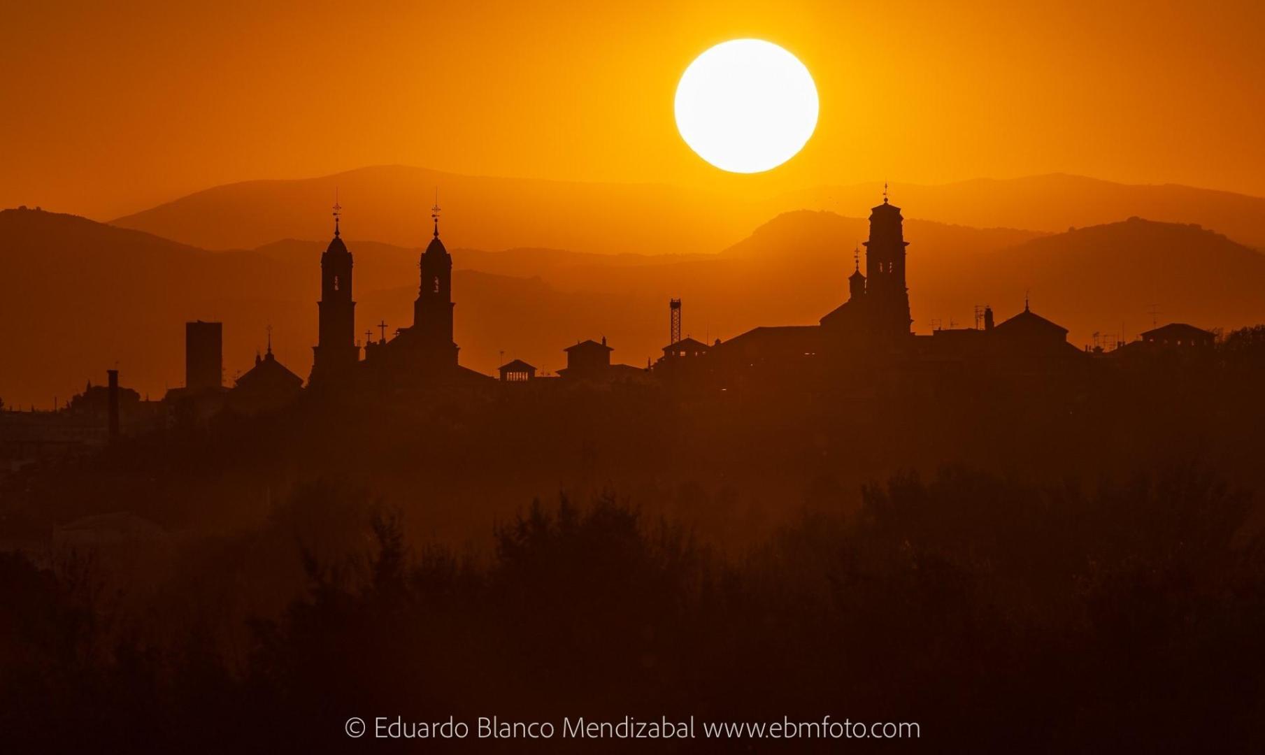 Corella va a disponer de dos puntos oficiales de observación del eclipse. El denominado como Mirador de Félix Rodríguez de la Fuente situado a 4,5Km del casco urbano y una parcela junto al campo de fútbol