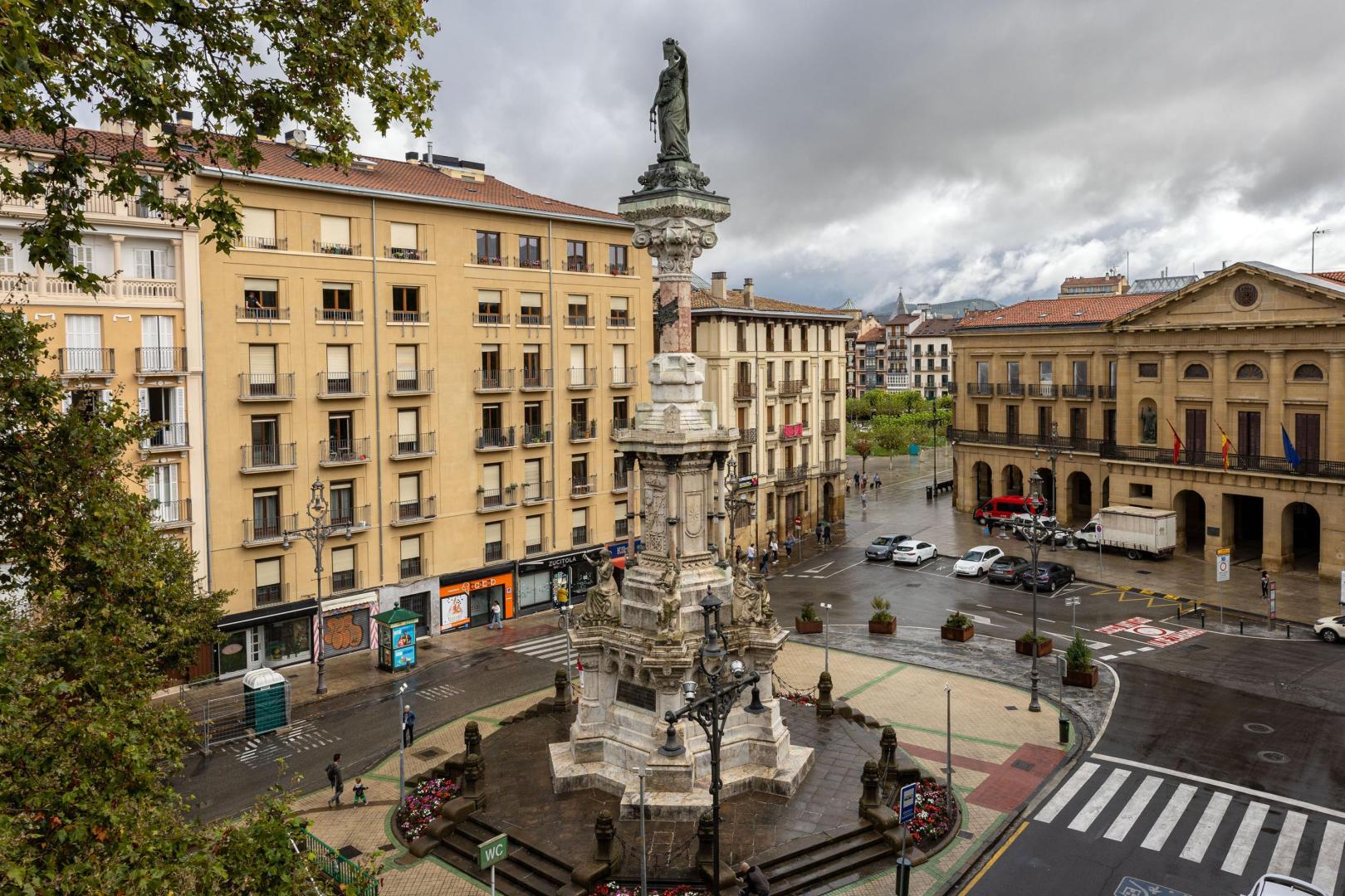 El Palacio de Navarra, sede del Gobierno foral, con el Monumento a los Fueros en primer término, en el Paseo de Sarasate.