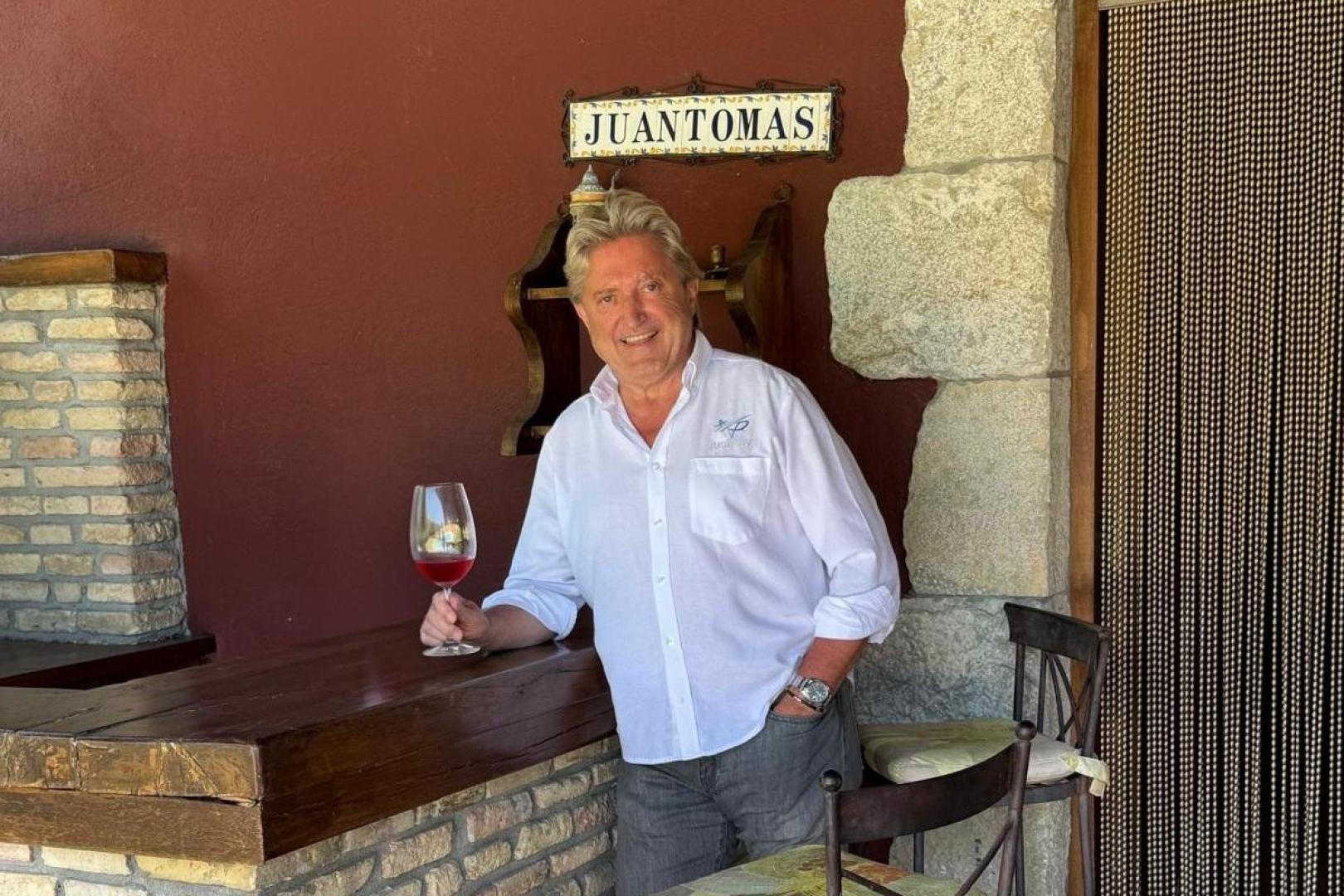 El empresario Juan Mari Idoate sujeta una copa en el hogar donde nació: la casa Juantomas de Marcaláin