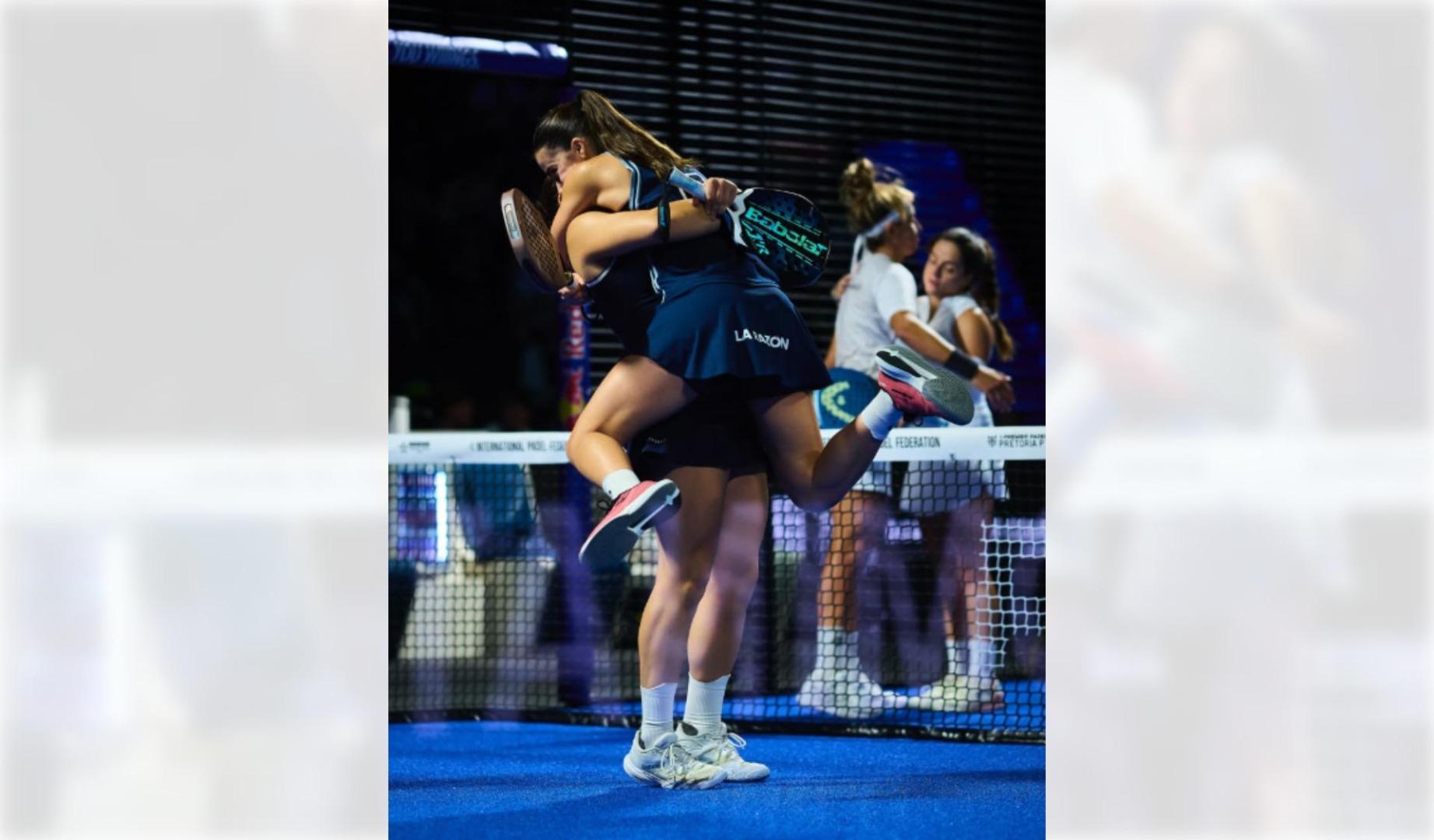 Martina Calvo y Claudia Fernández se abrazan tras vencer a Paula Josemaria y Bea González en la semifinal del Pretoria P1