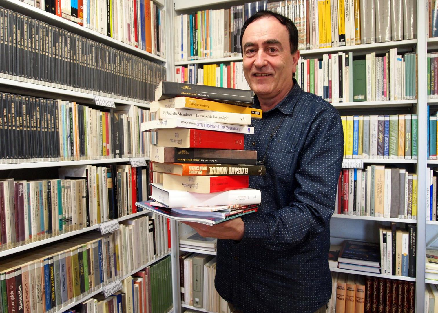 Salva Gutiérrez Alcántara, en la bien nutrida biblioteca de la sede de Bilaketa en Aoiz
