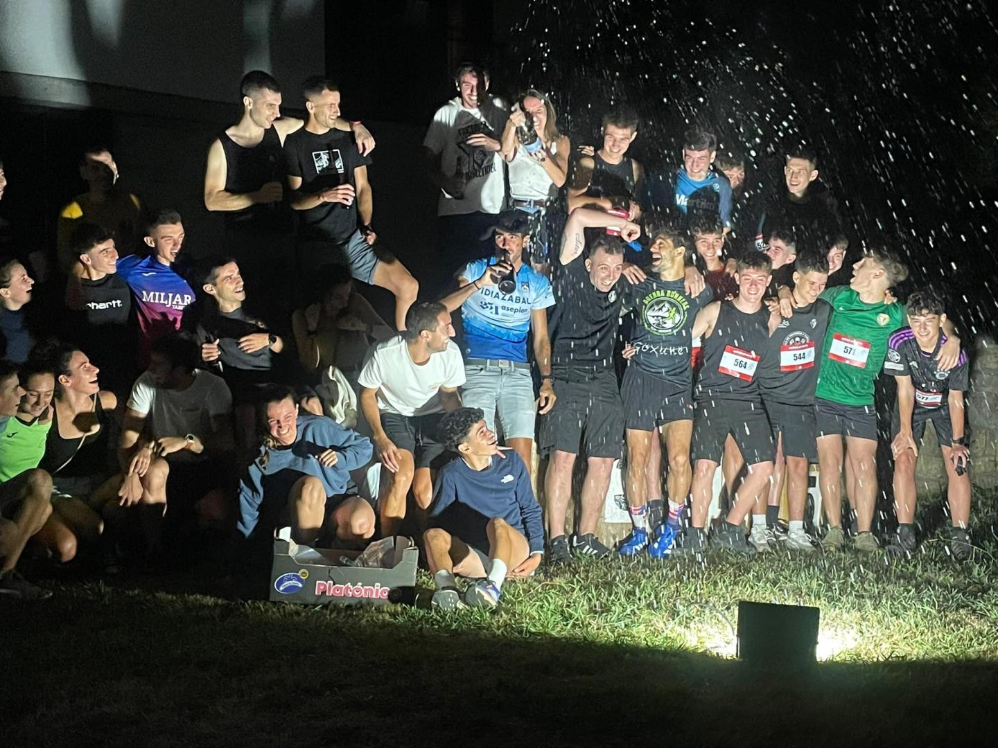 Los vencedores, festejando en el podio del Cross Nocturno en Bera