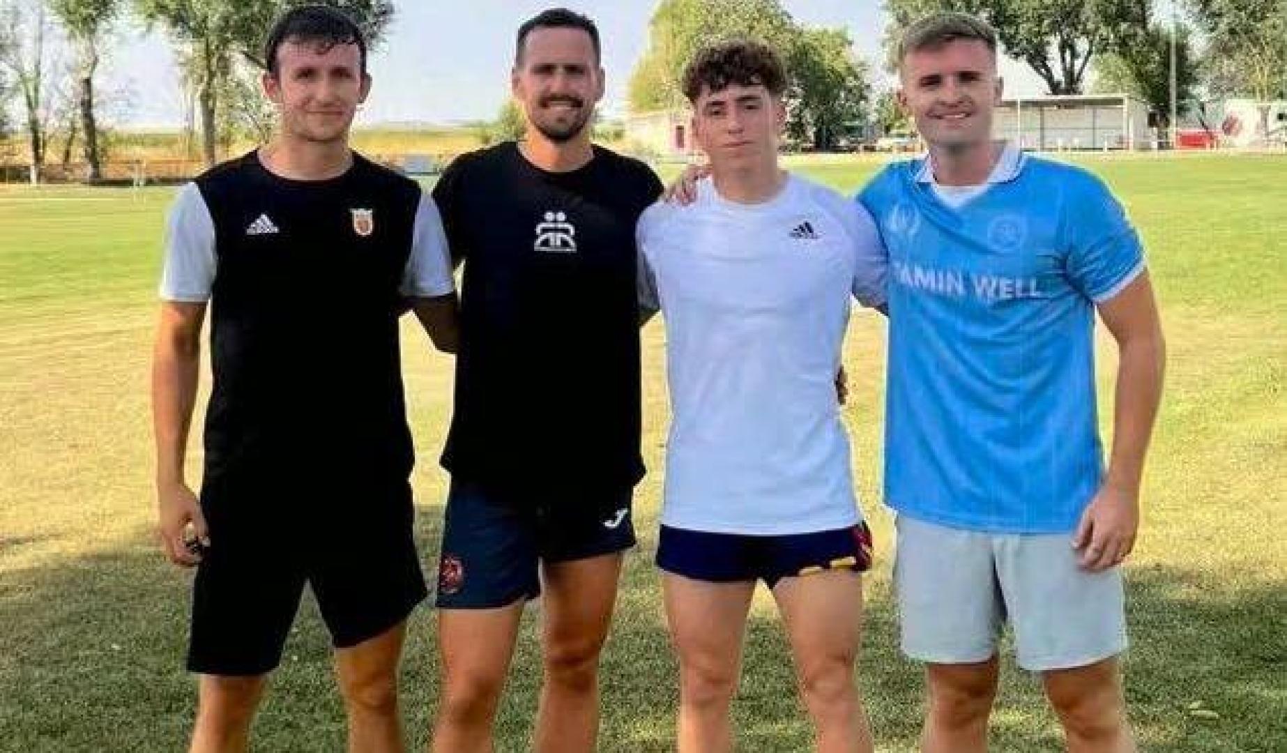 Víctor Muñoz, el domingo en el campo de fútbol de Mélida junto a sus preparadores personales