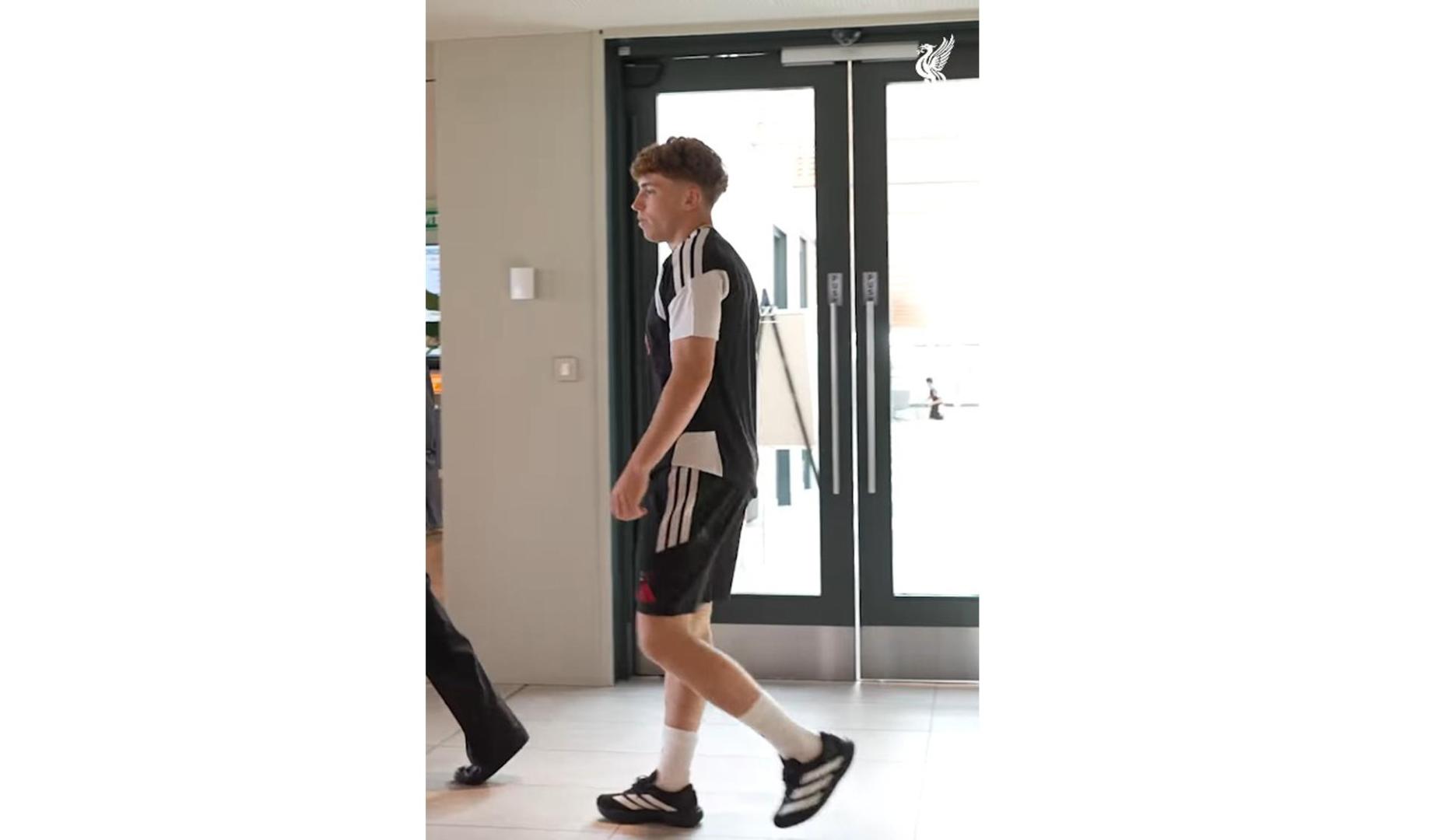 Víctor Muñoz a su llegada a las instalaciones del Liverpool