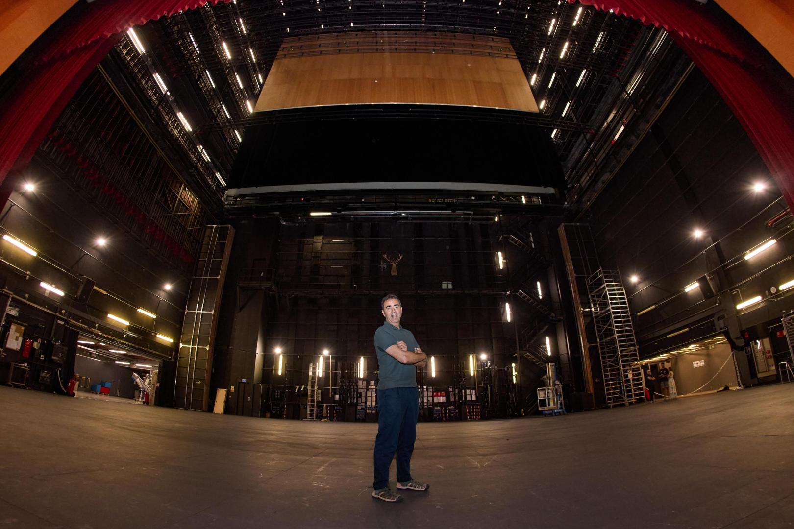 Eduardo Nanclares Berrio trabaja en Baluarte desde su inauguración. Encima de su cabeza, una cabeza de ciervo y una lanza capitanean la Sala Principal