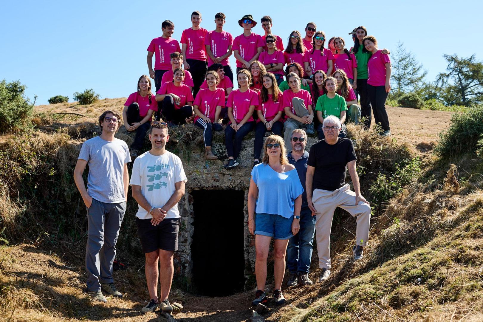 La vicepresidenta Ollo acompañada de los jóvenes voluntarios y de los responsables del Instituto Navarro de la Memoria, Josemi Gastón y César Layana, y el vicedirector del Instituto Navarro de la Juventud, Carlos Amatrian