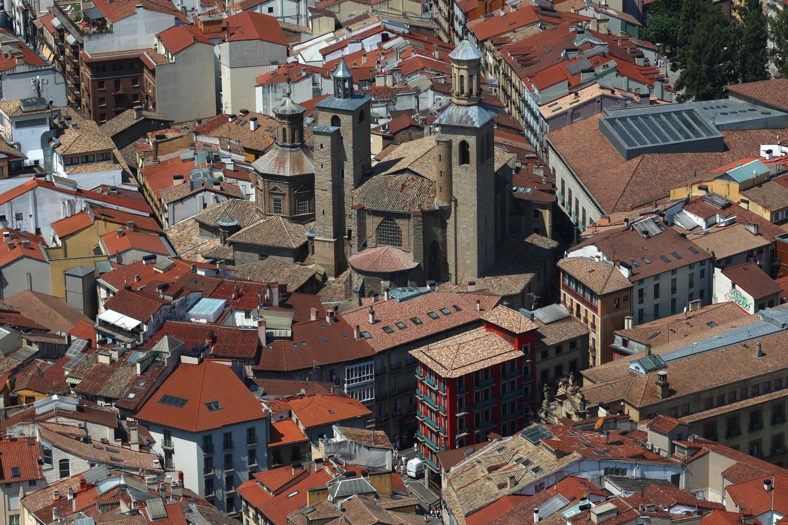 Vista aérea de la iglesia de San Saturnino, torres de San Cernin