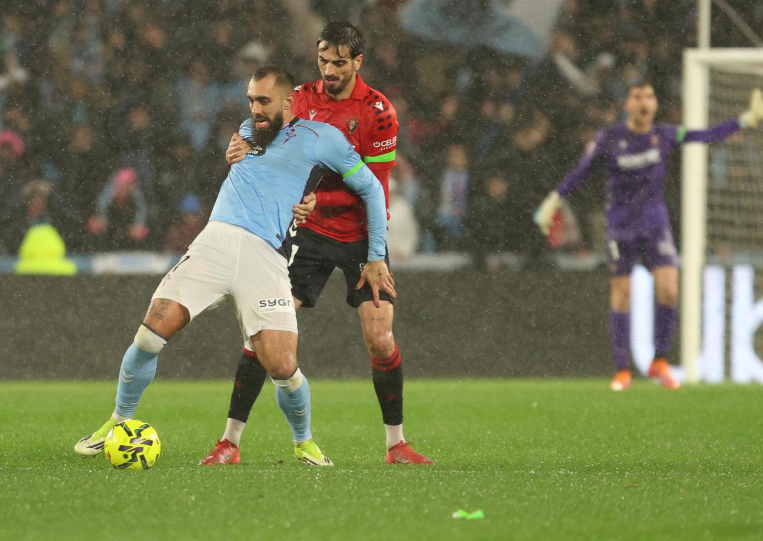 Catena y Borja Iglesias mantuvieron un buen duelo durante el partido. EFEVIGO (PONTEVEDRA), 06/02/2026.- El delantero del Celta Borja Iglesias (i) protege un balón ante Alejandro Catena, de Osasuna, durante el partido de LaLiga que Celta de Vigo y CA Osasuna disputan este viernes en el estadio de Balaídos. EFE/Salvador SasAlejandro Catena cubre la espalda de Borja Iglesias en el último partido de Osasuna en Vigo. EFE